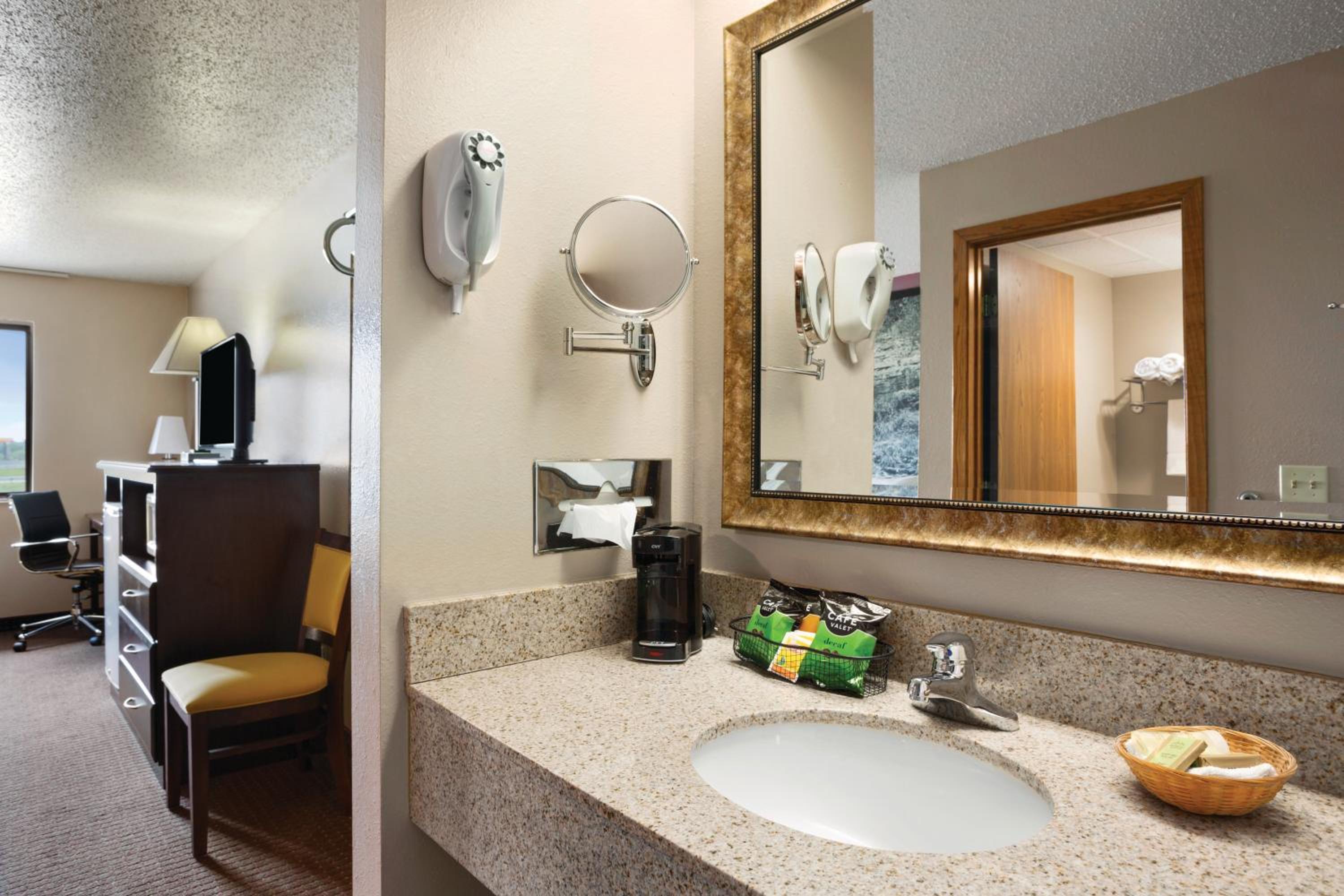 King Room - Non-Smoking - Photo 2