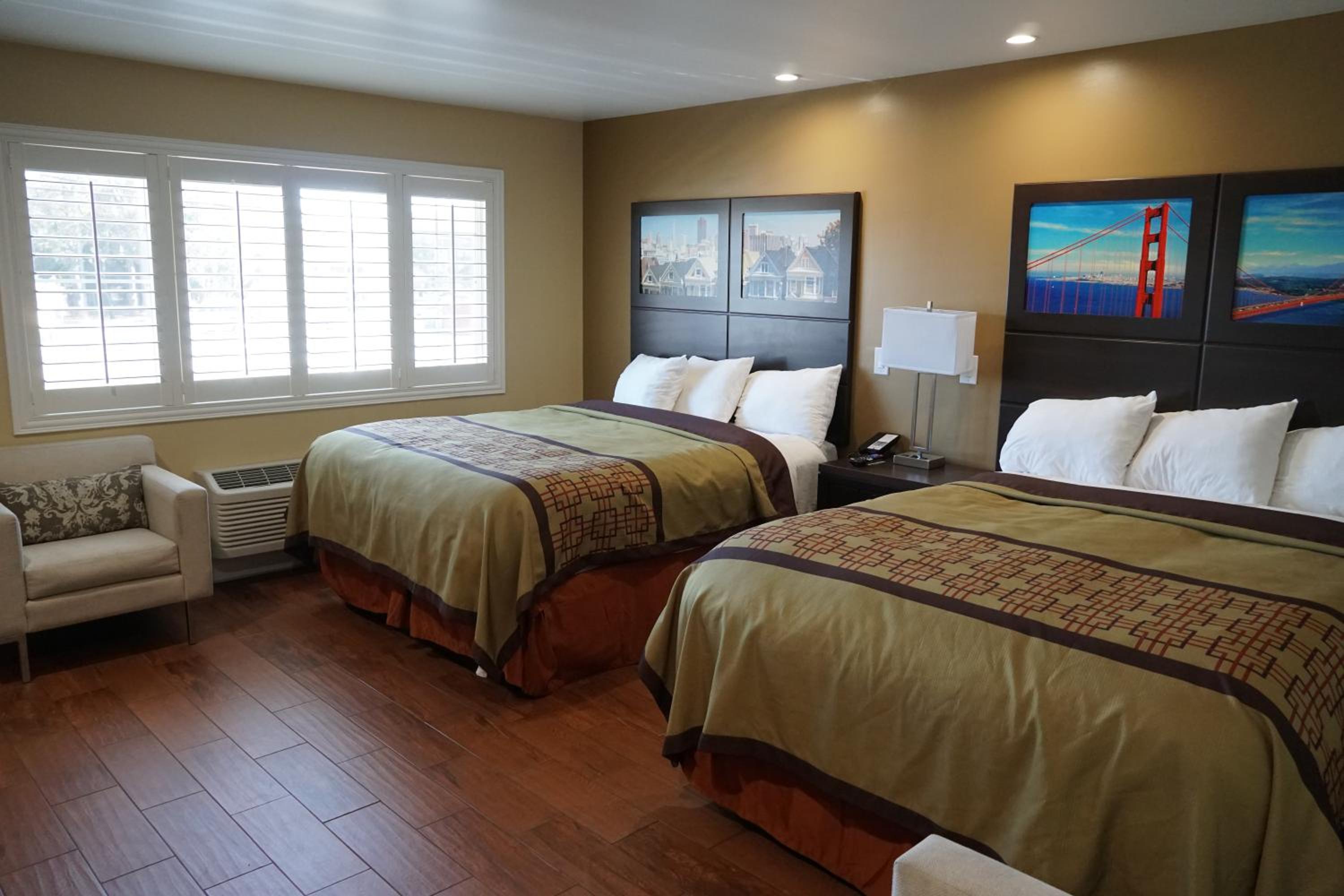 Queen Room with Two Queen Beds - Photo 8