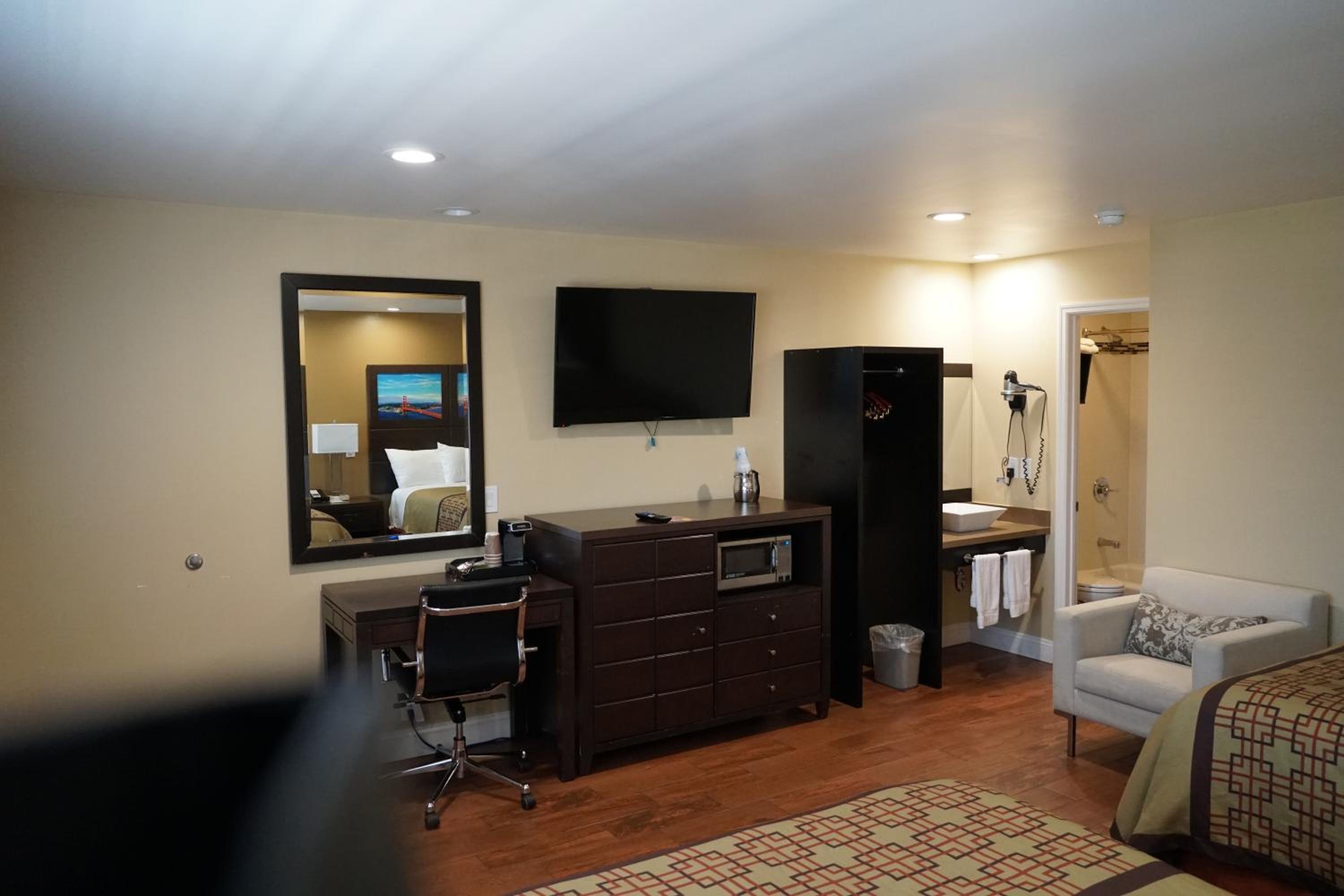 Queen Room with Two Queen Beds - Photo 2