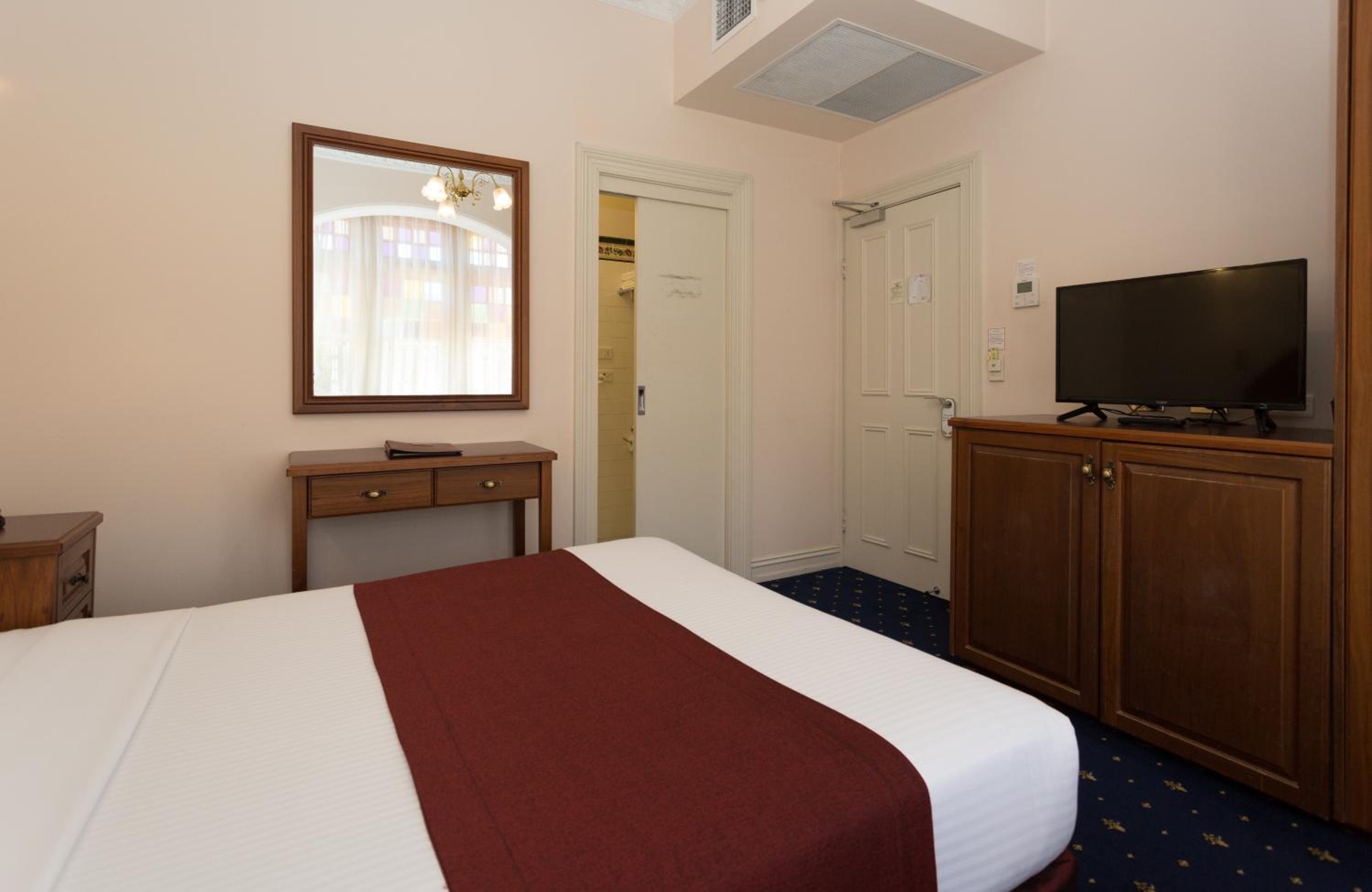 Deluxe Queen Room - Photo 5