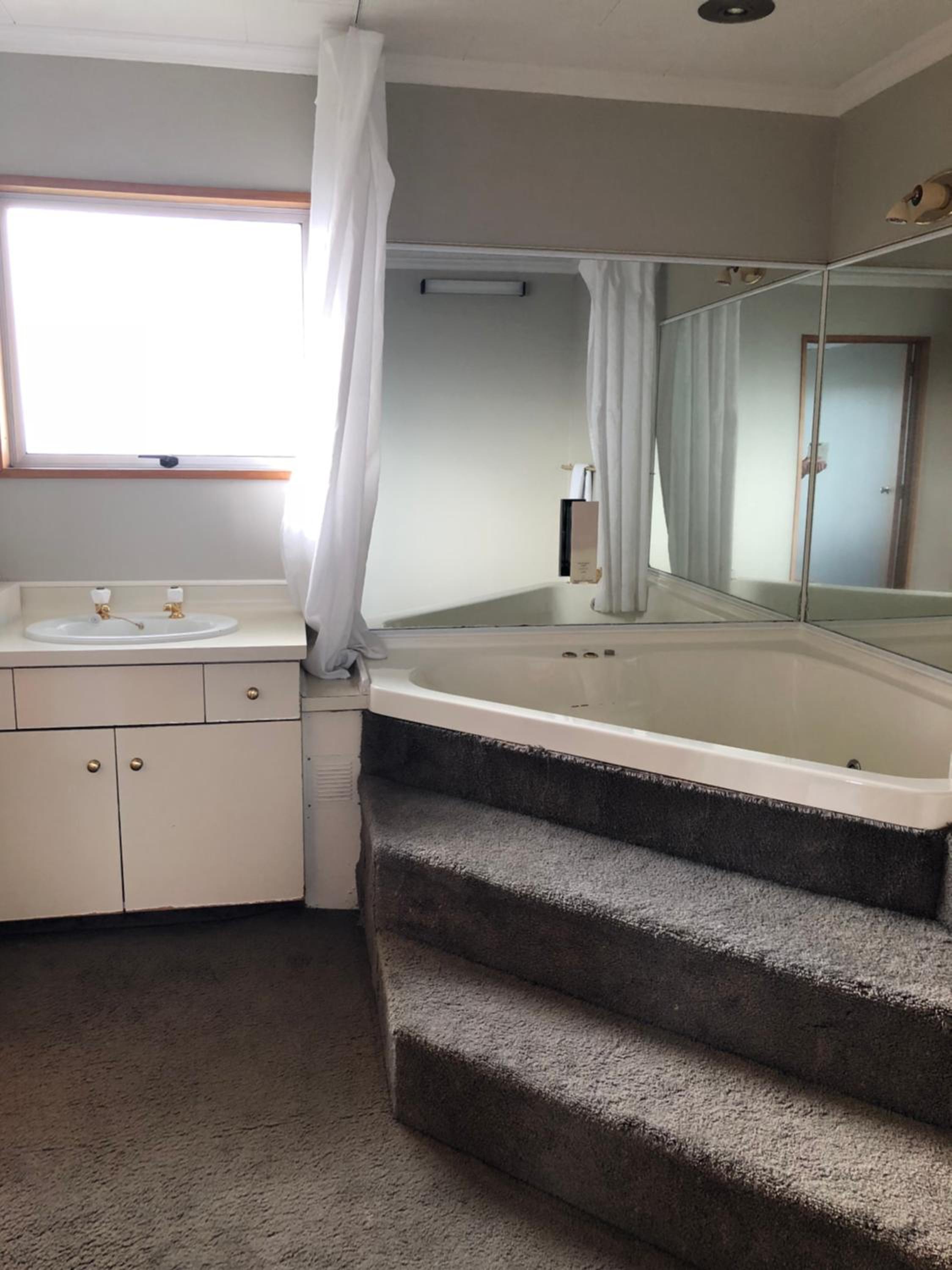 King Suite With Spa Bath photo 3