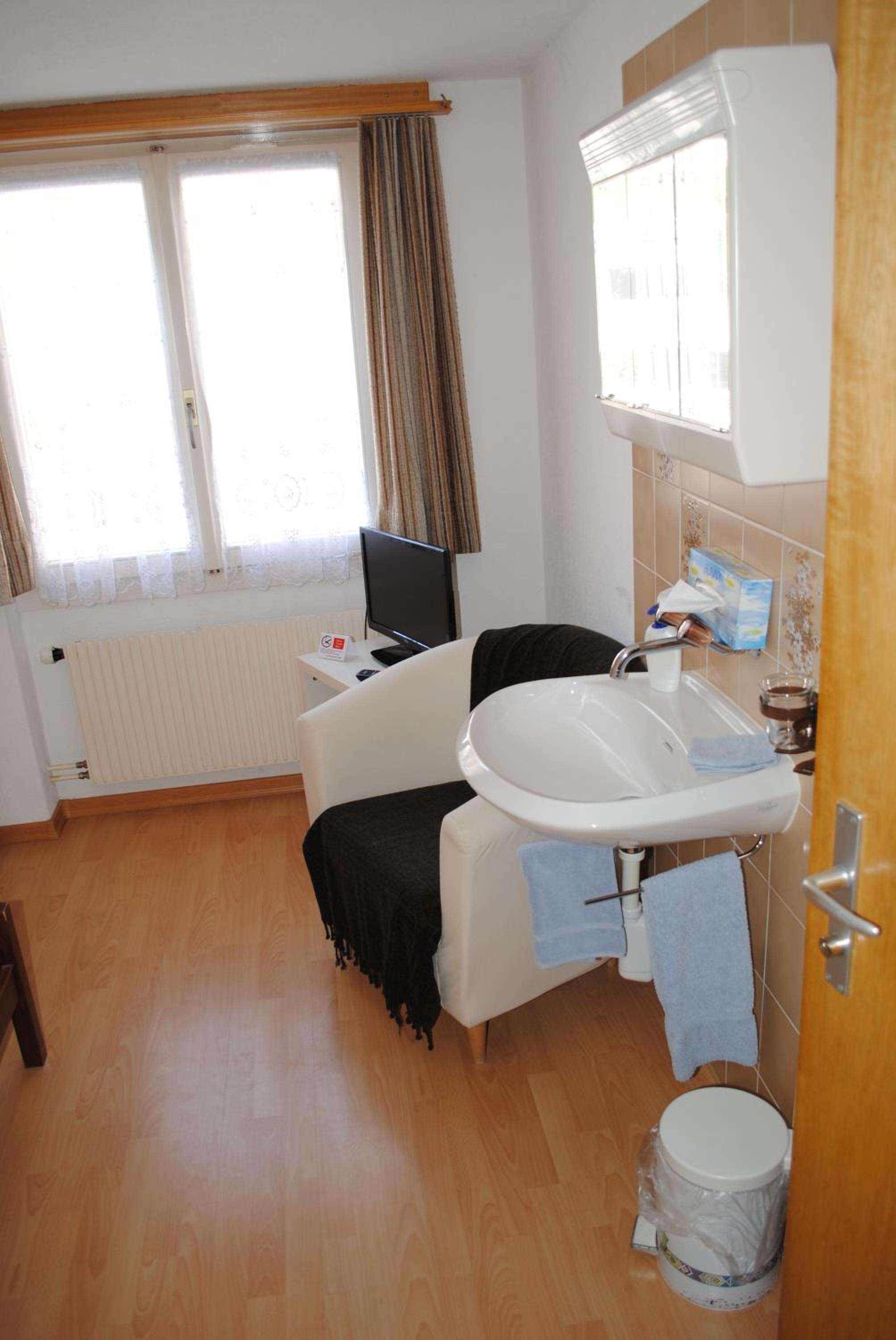 Single Room with Shared Toilet photo 2