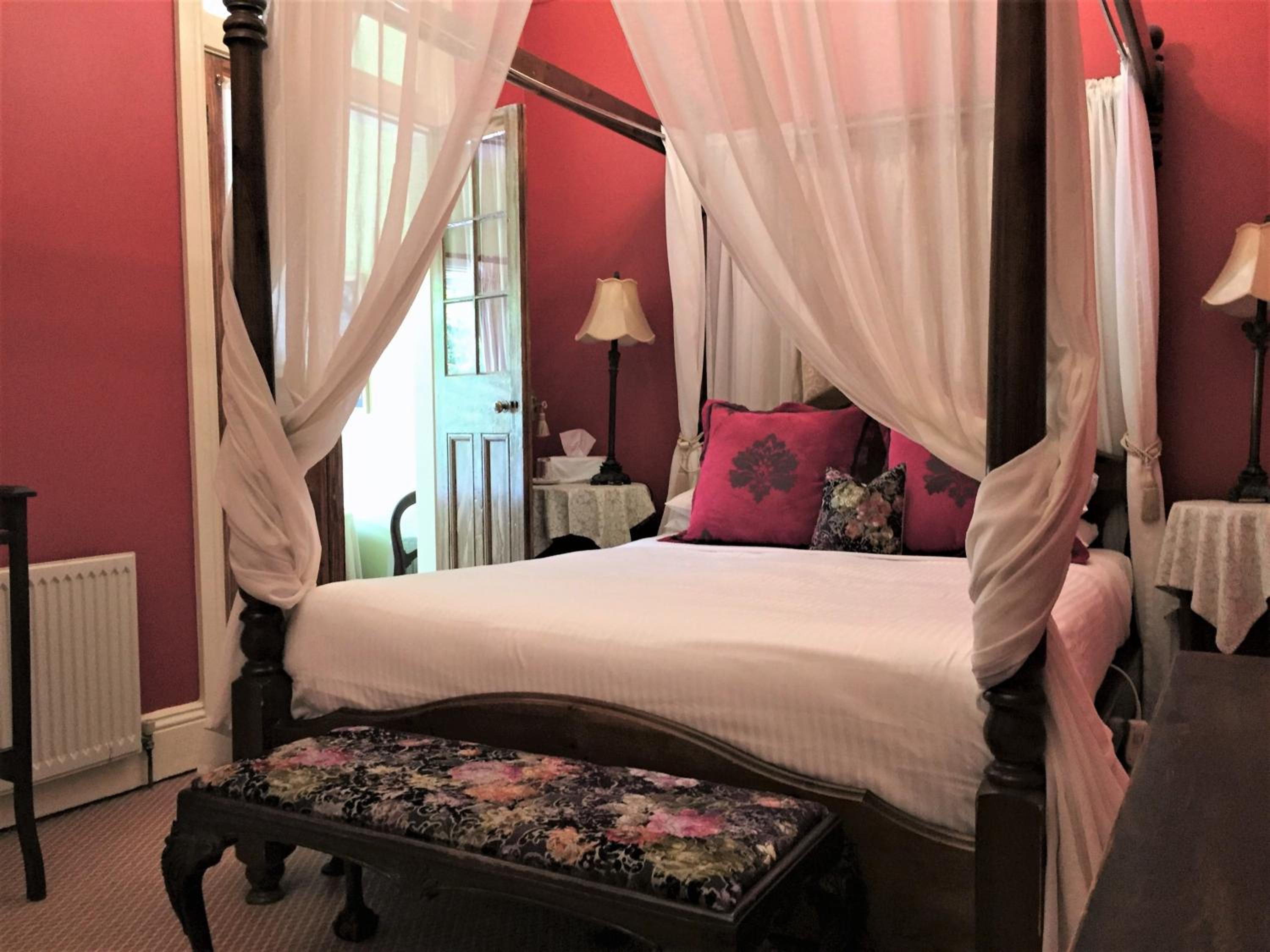 Deluxe Queen Suite with Spa Bath photo 2