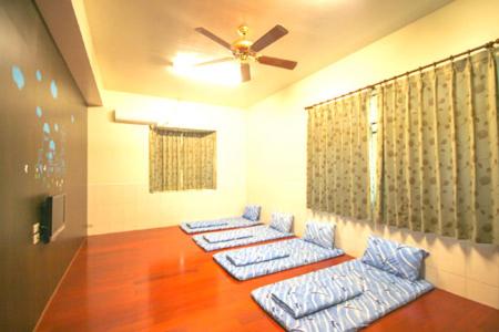 10-Bed Mixed Dormitory Room photo 1