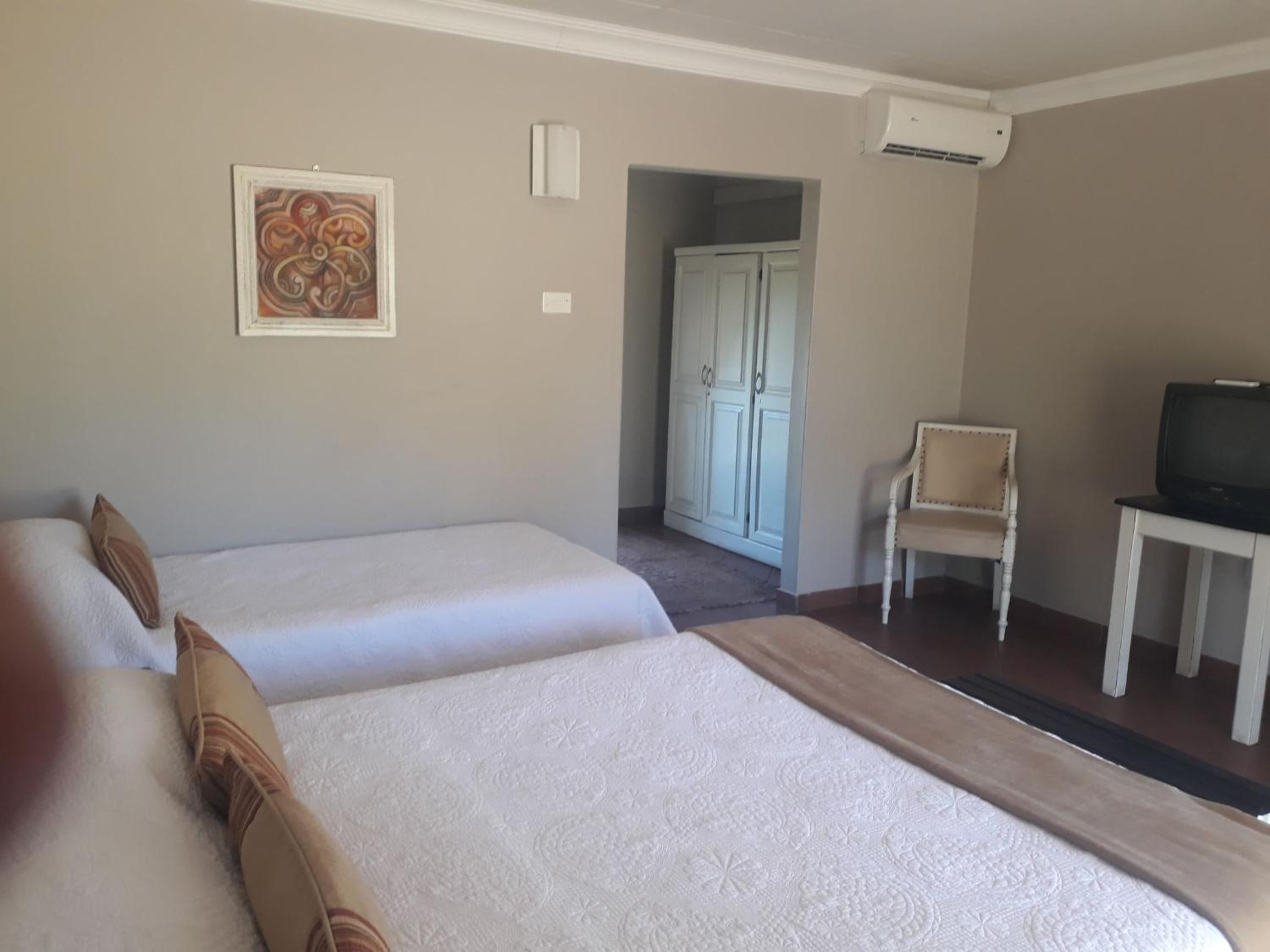 Family Room with Private Bathroom - Photo 2