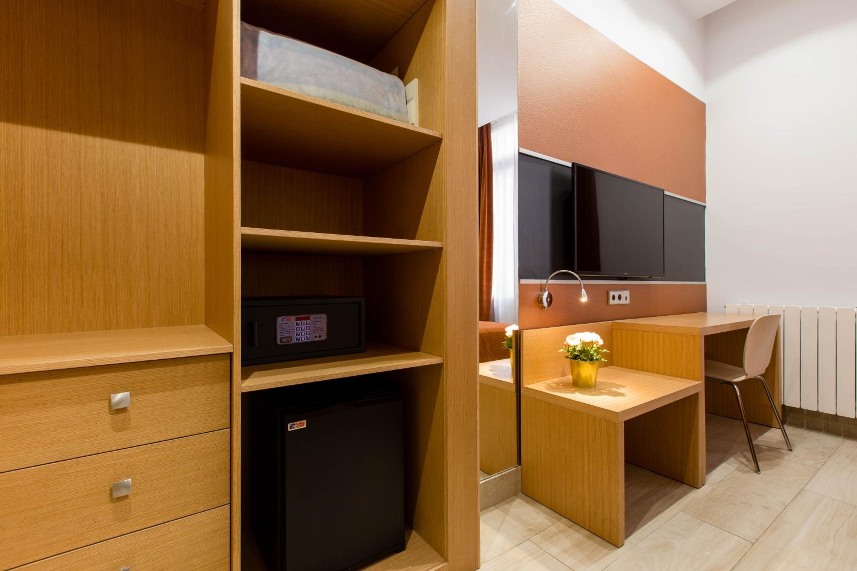 Double Room - Photo 6