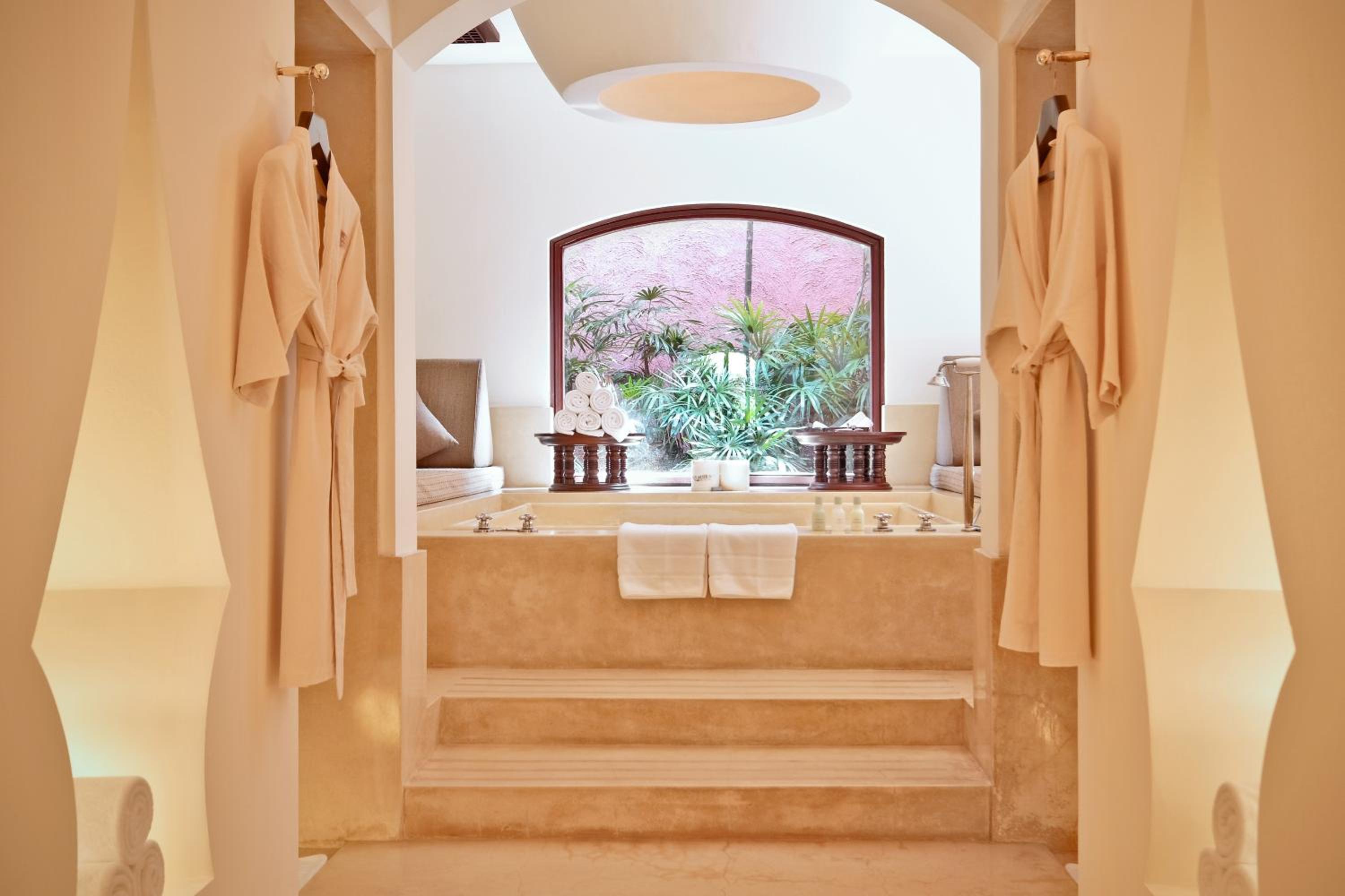 Suite with Balcony - Photo 2