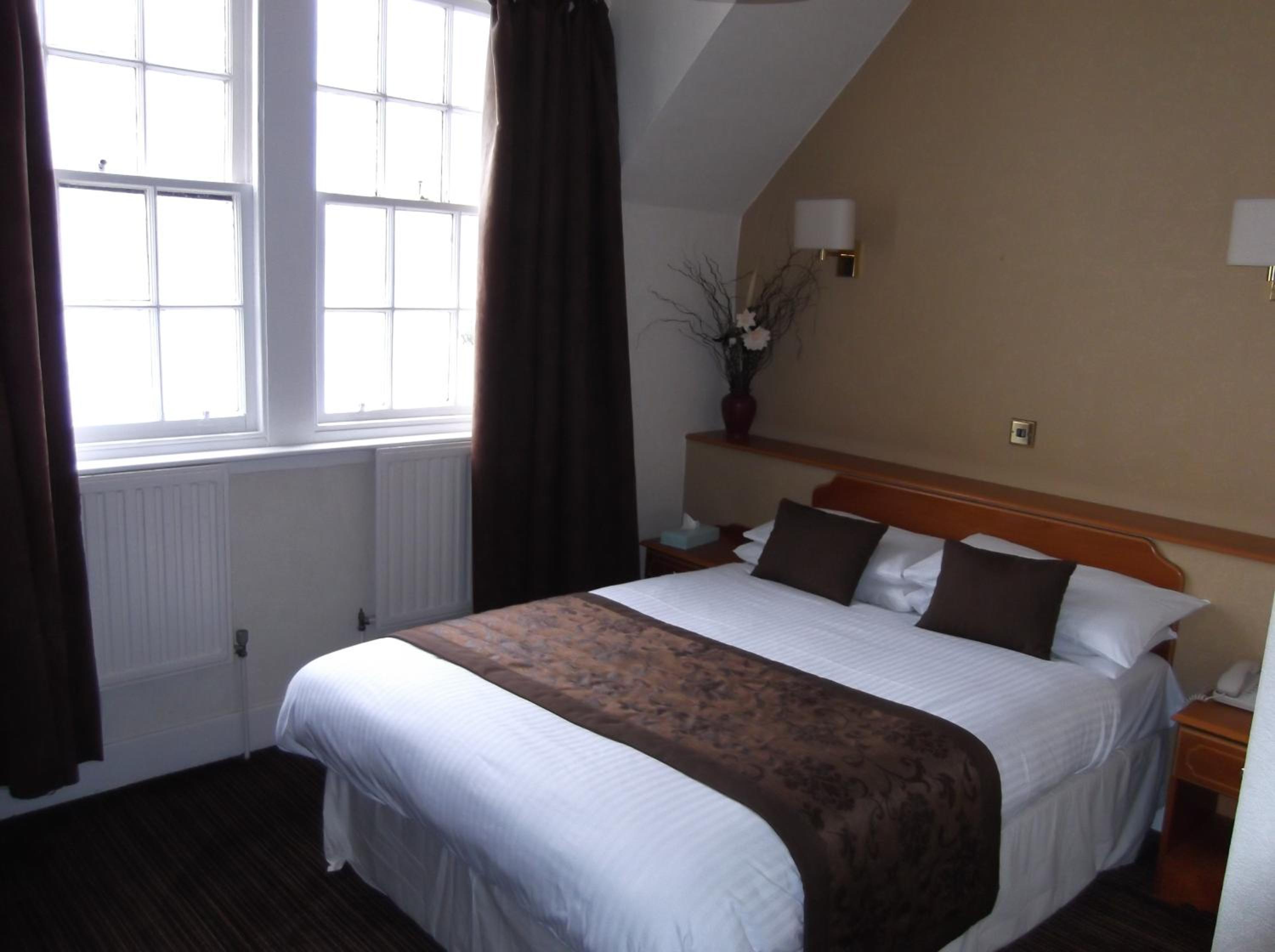 Double Room with Loch View - Photo 8