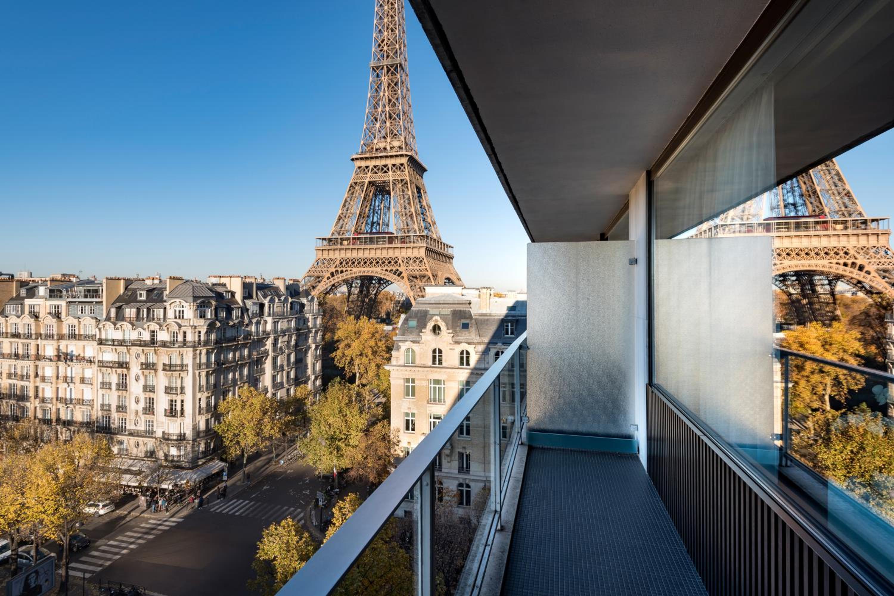 Deluxe Twin Room with Sofa, Balcony and Eiffel Tower View thumbnail 6