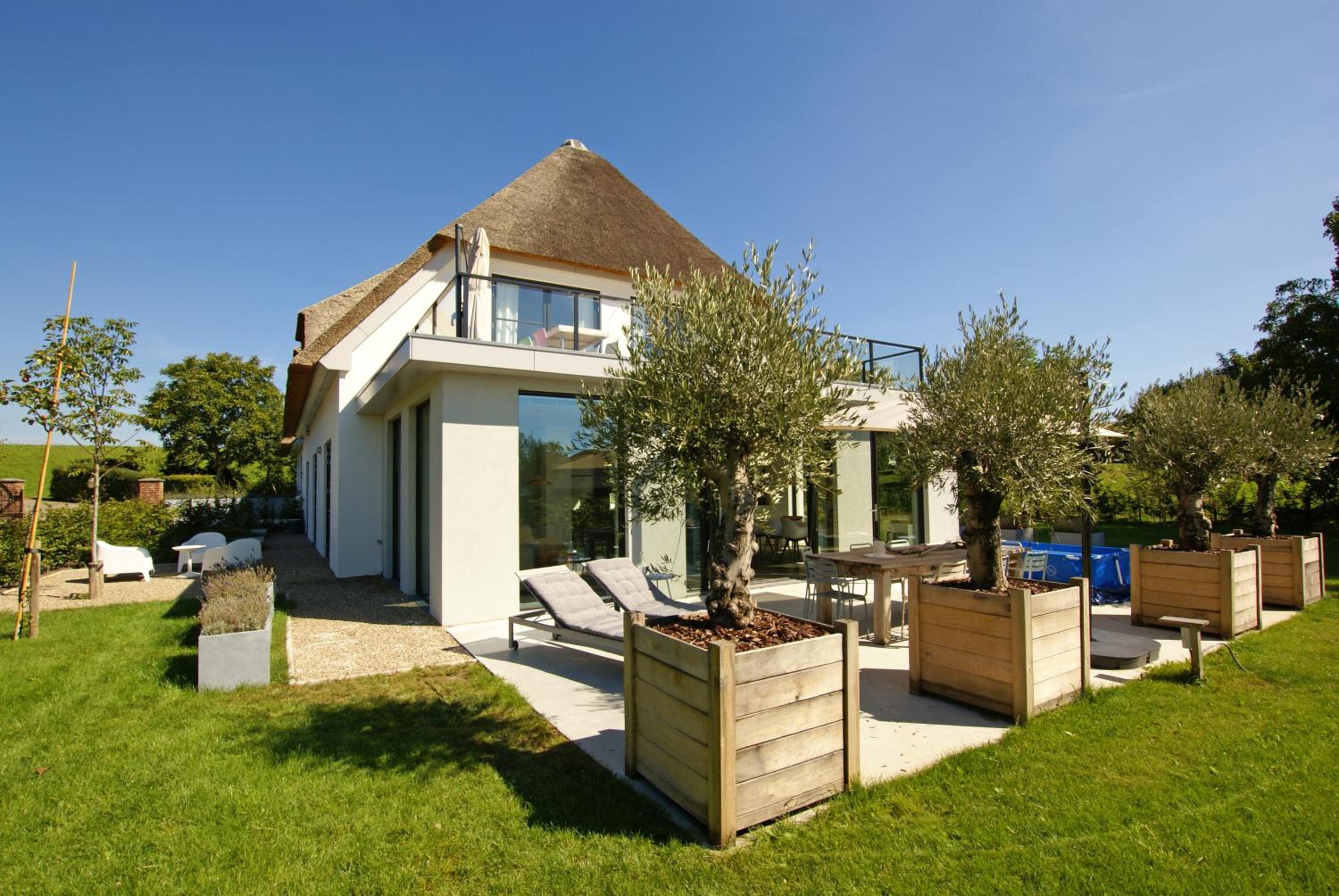 Six-Bedroom House photo 3