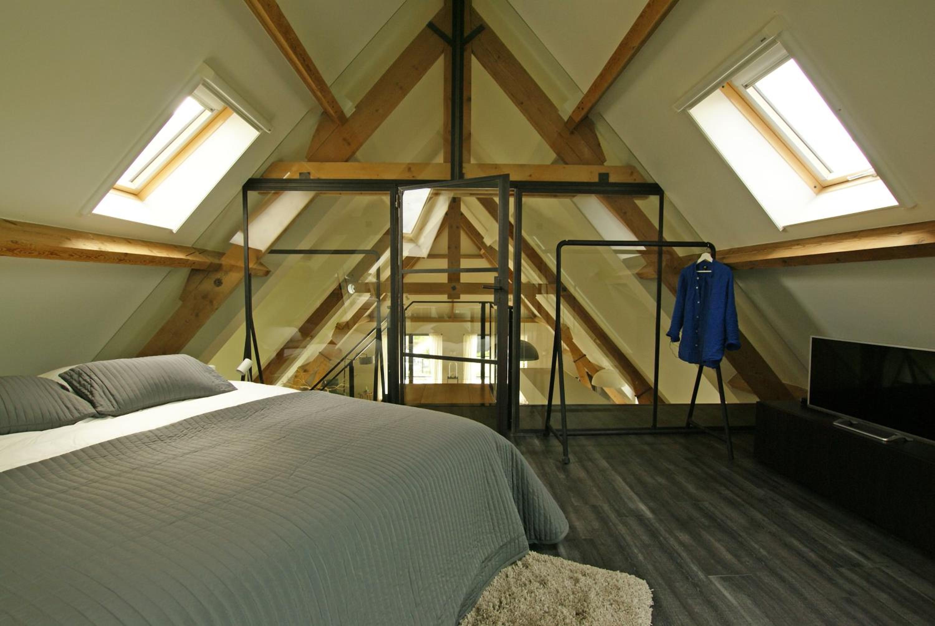 Six-Bedroom House photo 1