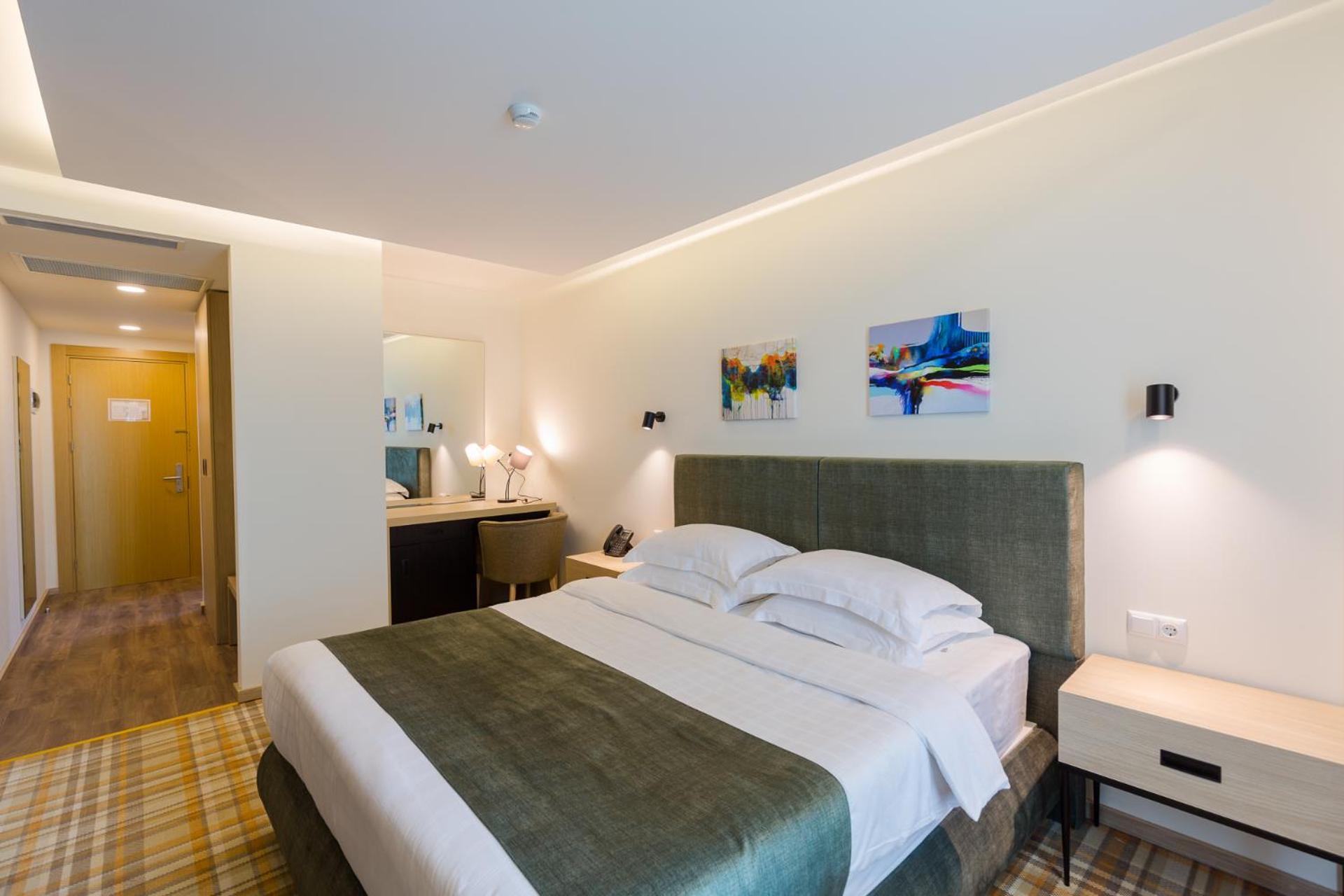 King Room with Balcony and Mountain View  photo 3