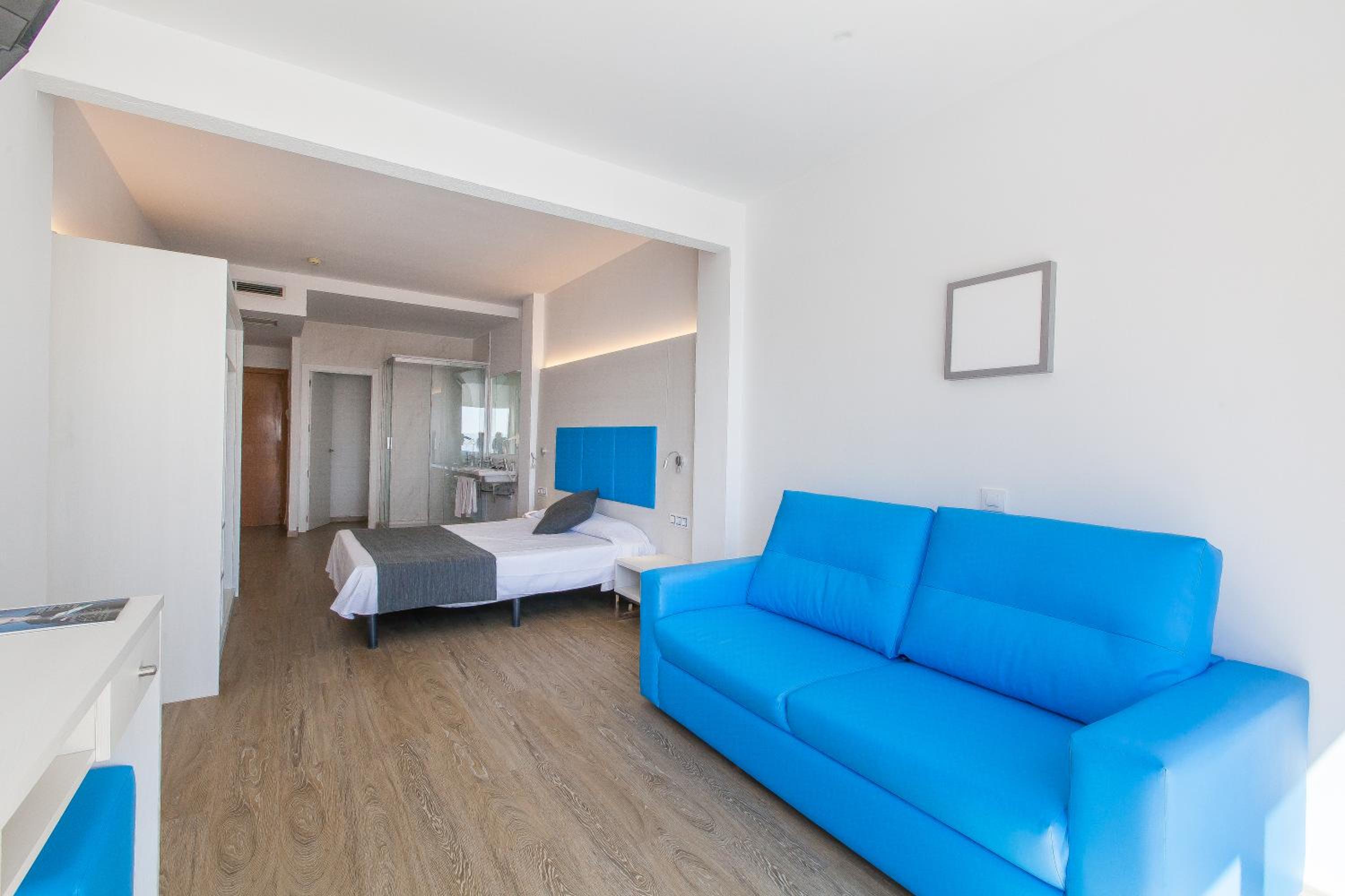 Family Room (2 Adults + 1 Child)