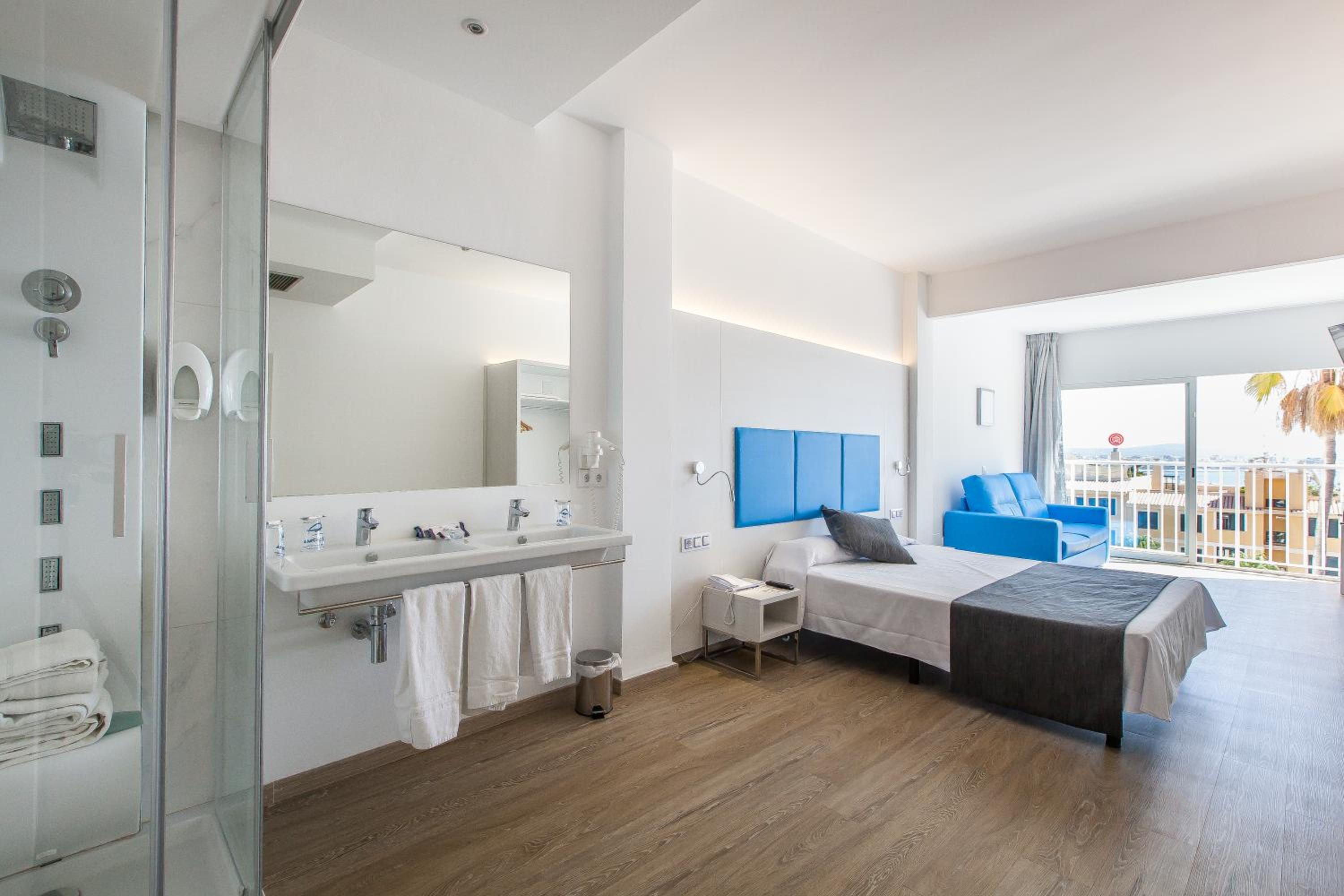 Family Room (2 Adults + 1 Child)