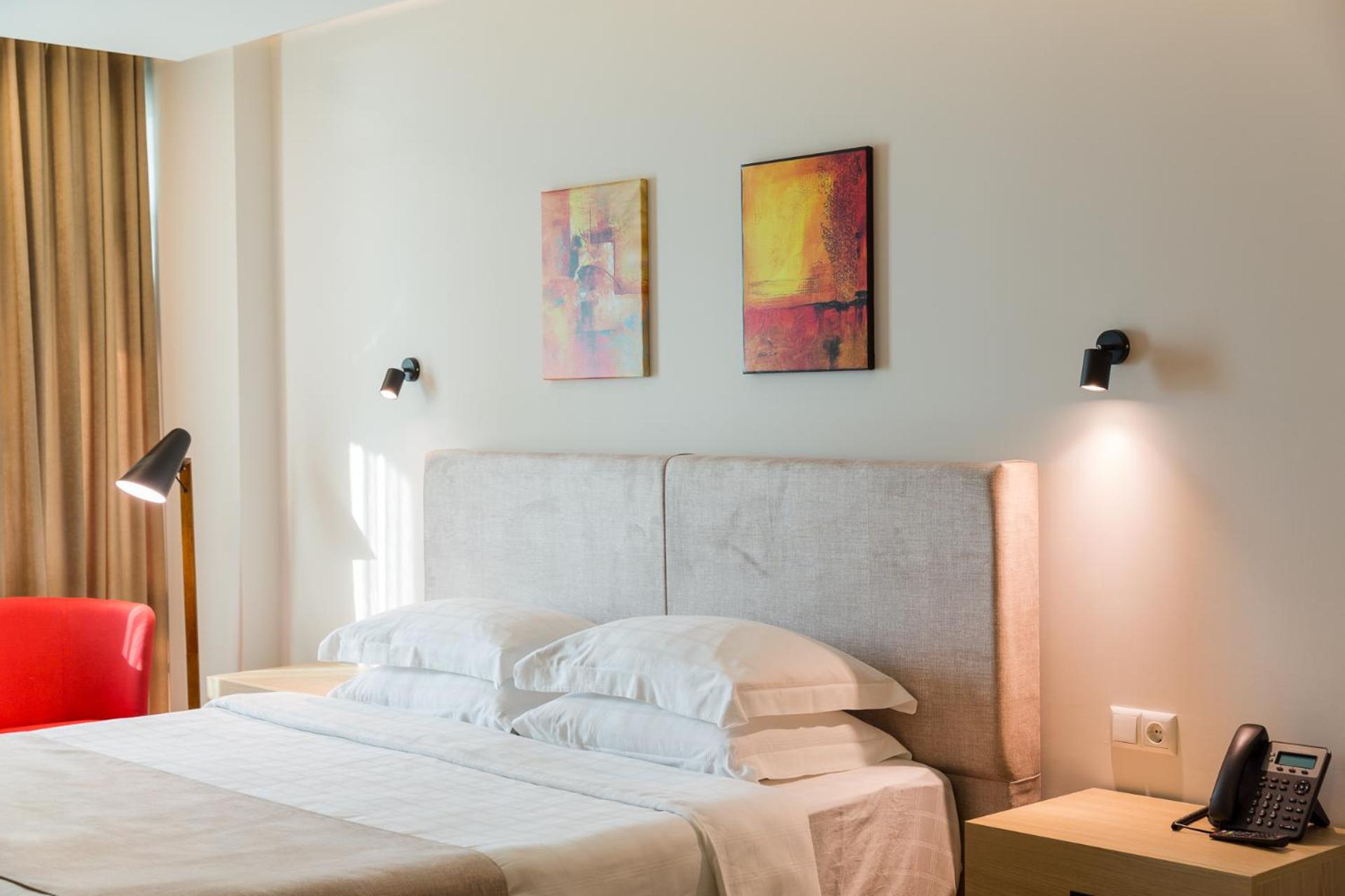 King Room with Balcony and Mountain View photo 2