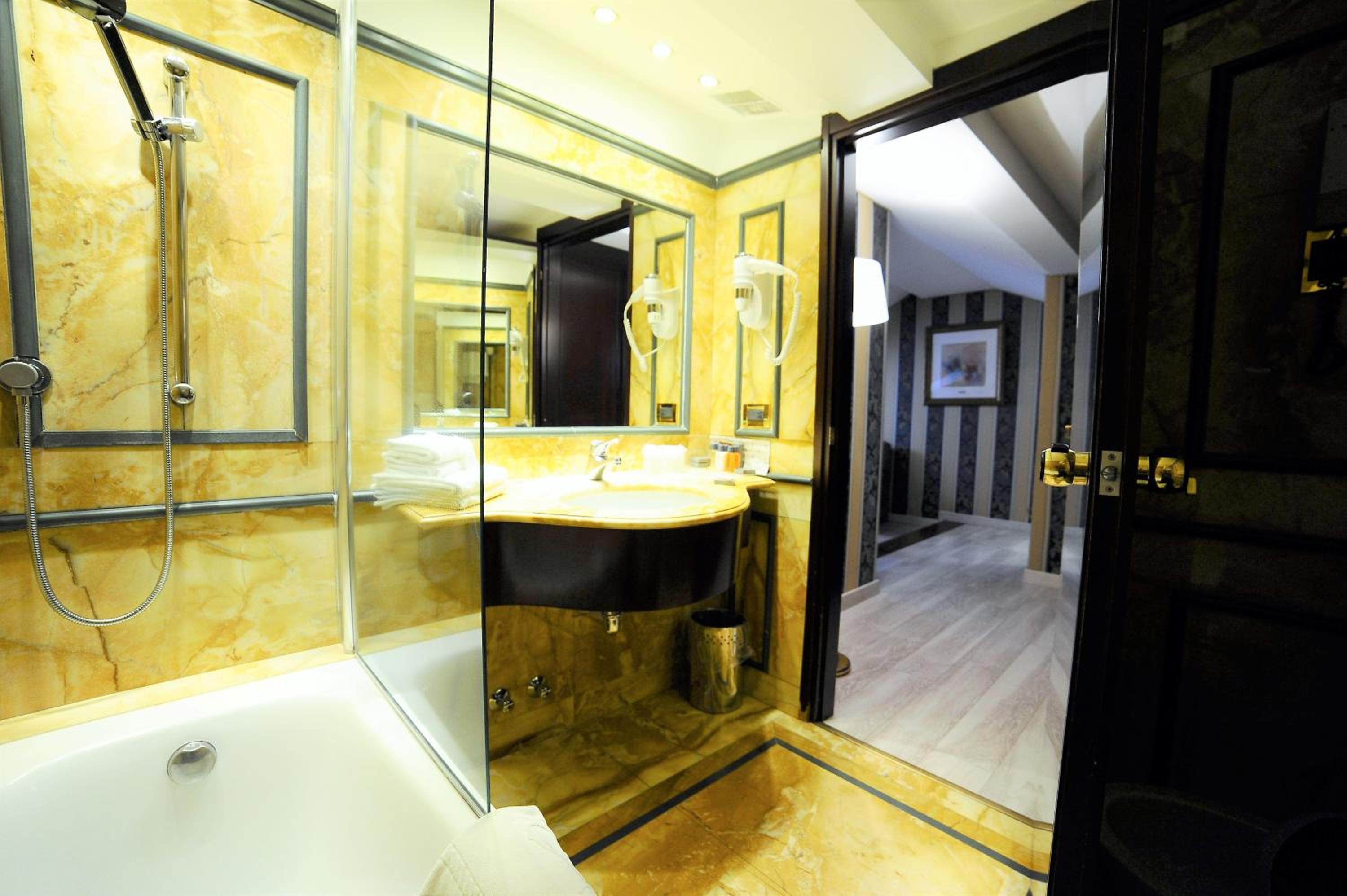 Junior Suite thumbnail 6