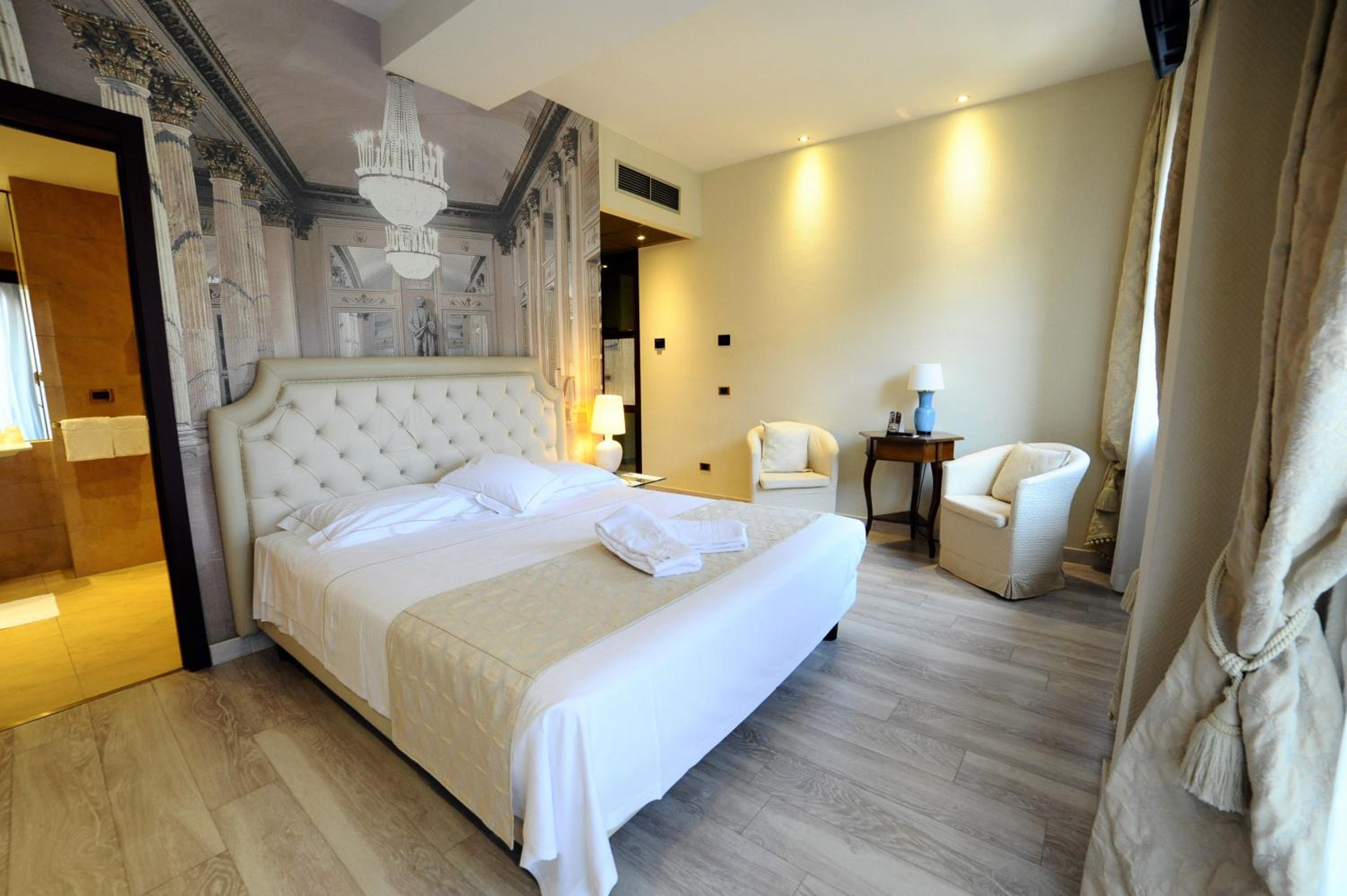 Large Double Room thumbnail 5
