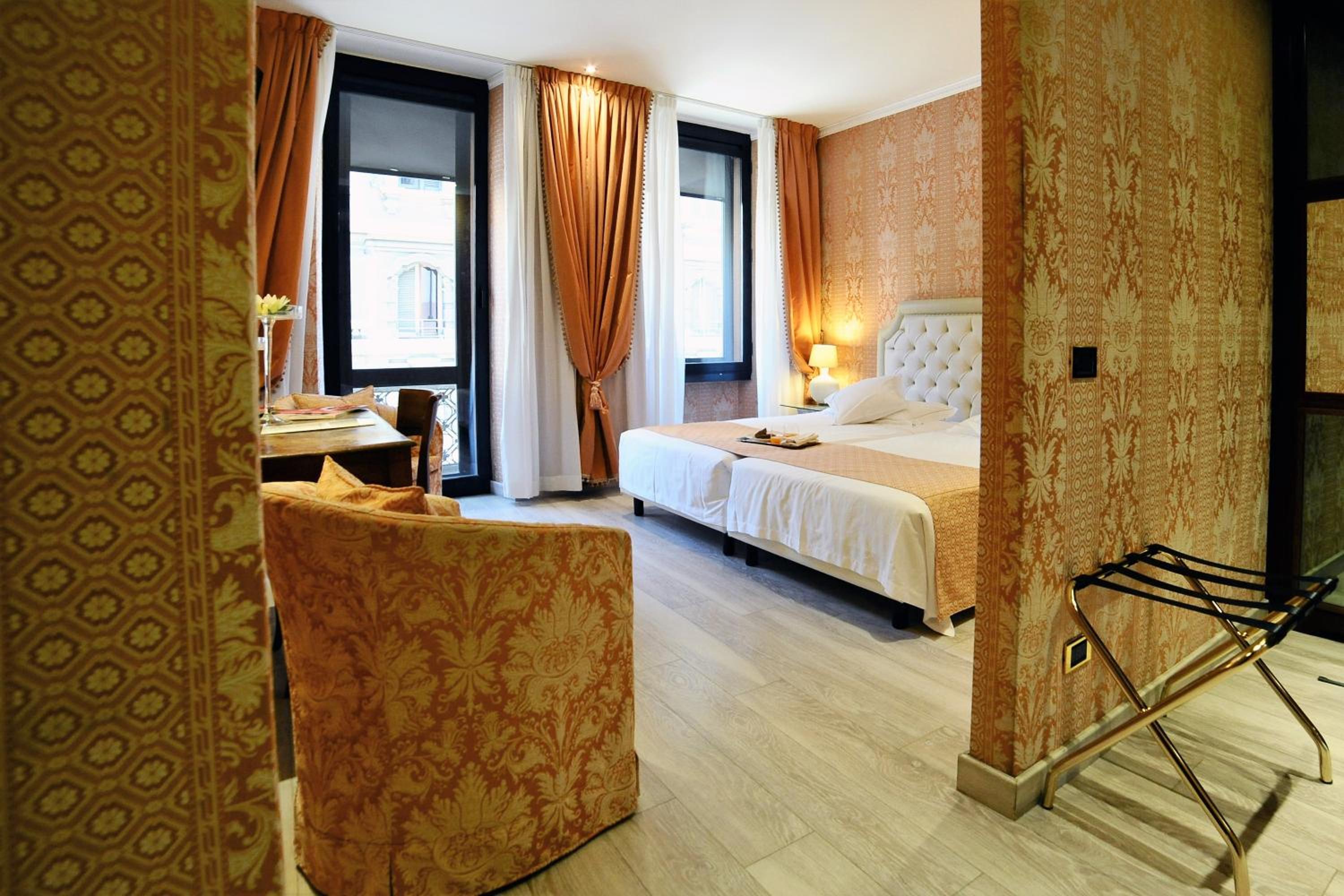 Large Double Room thumbnail 6