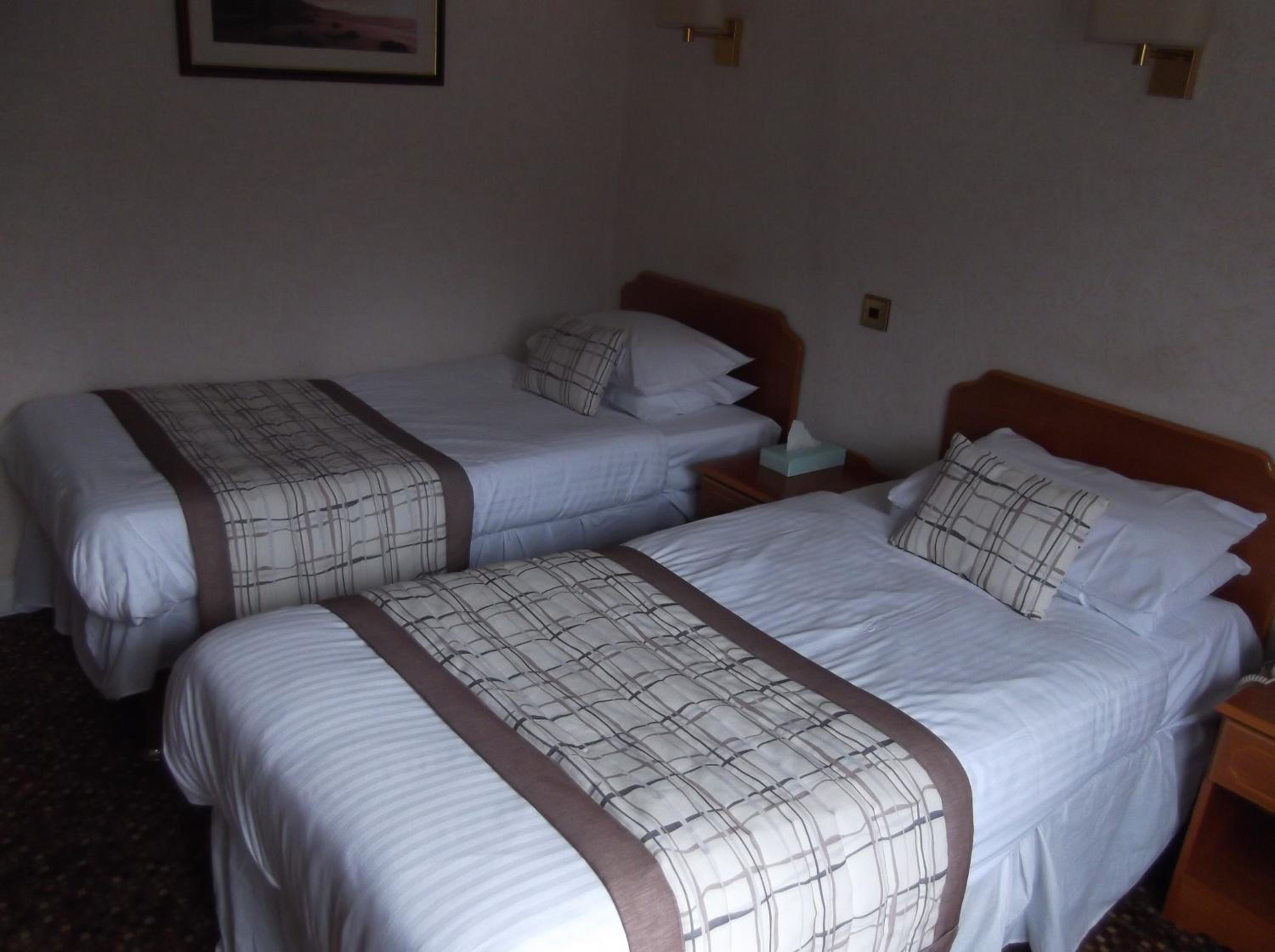Twin Room - Photo 11