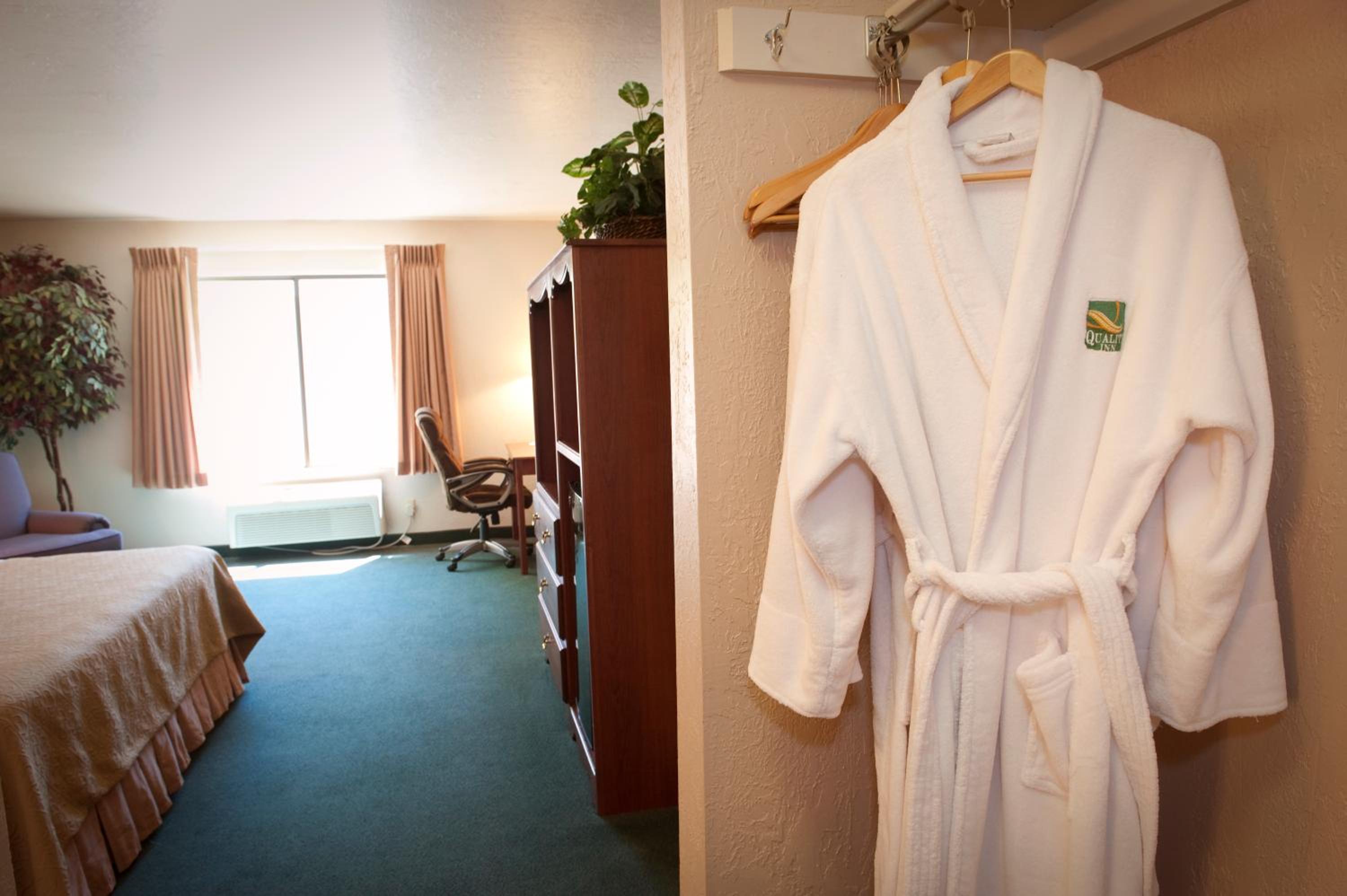 King Room - Non-Smoking photo 2