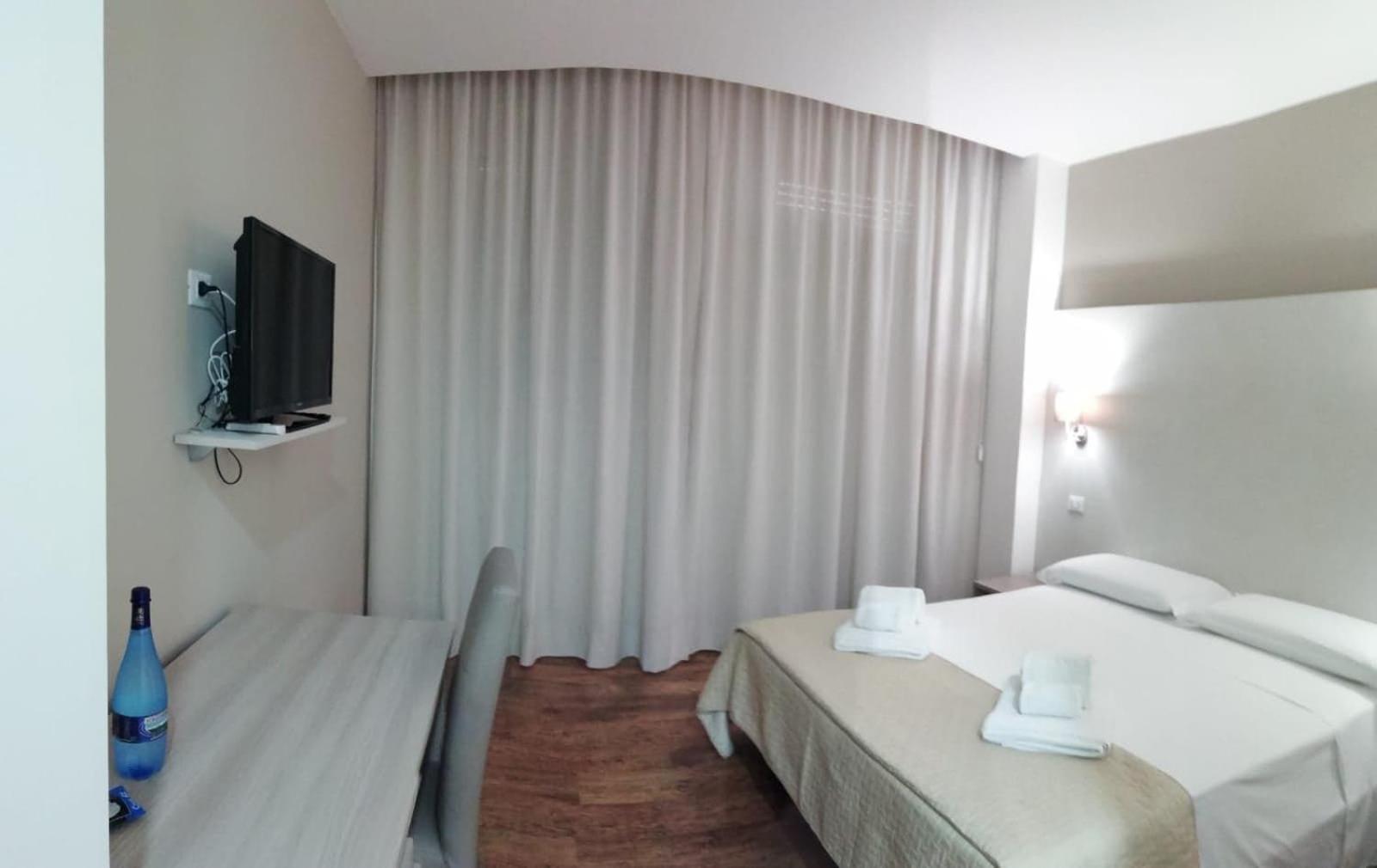 Double or Twin Room with Private Bathroom - Photo 11