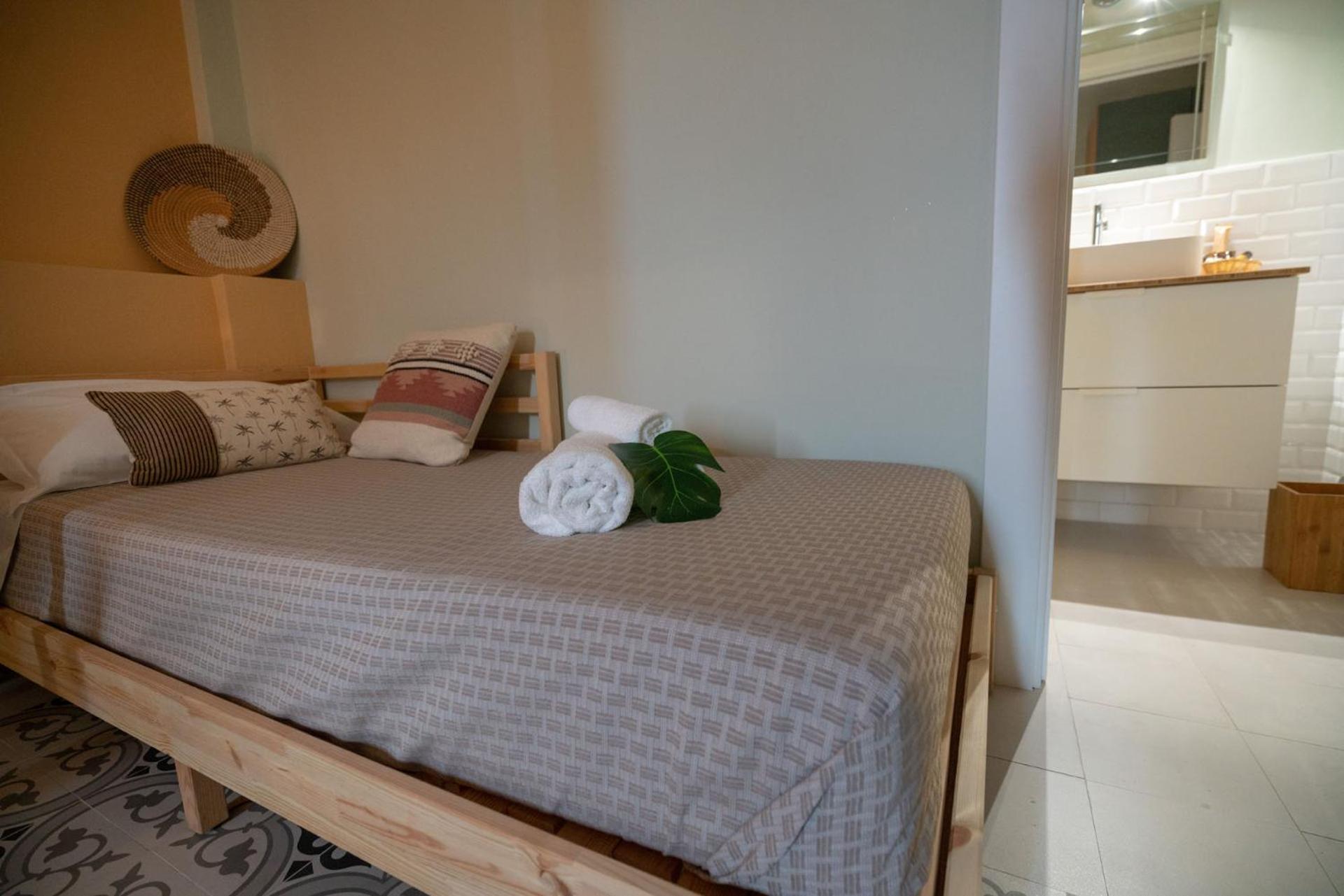 Quadruple Room with Private Bathroom - Photo 4