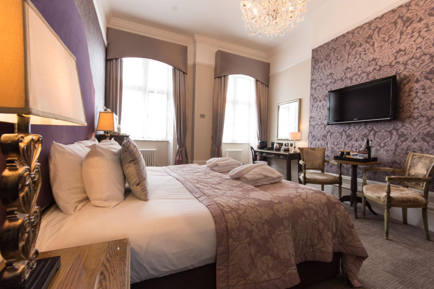 Feature Double Room - Photo 3