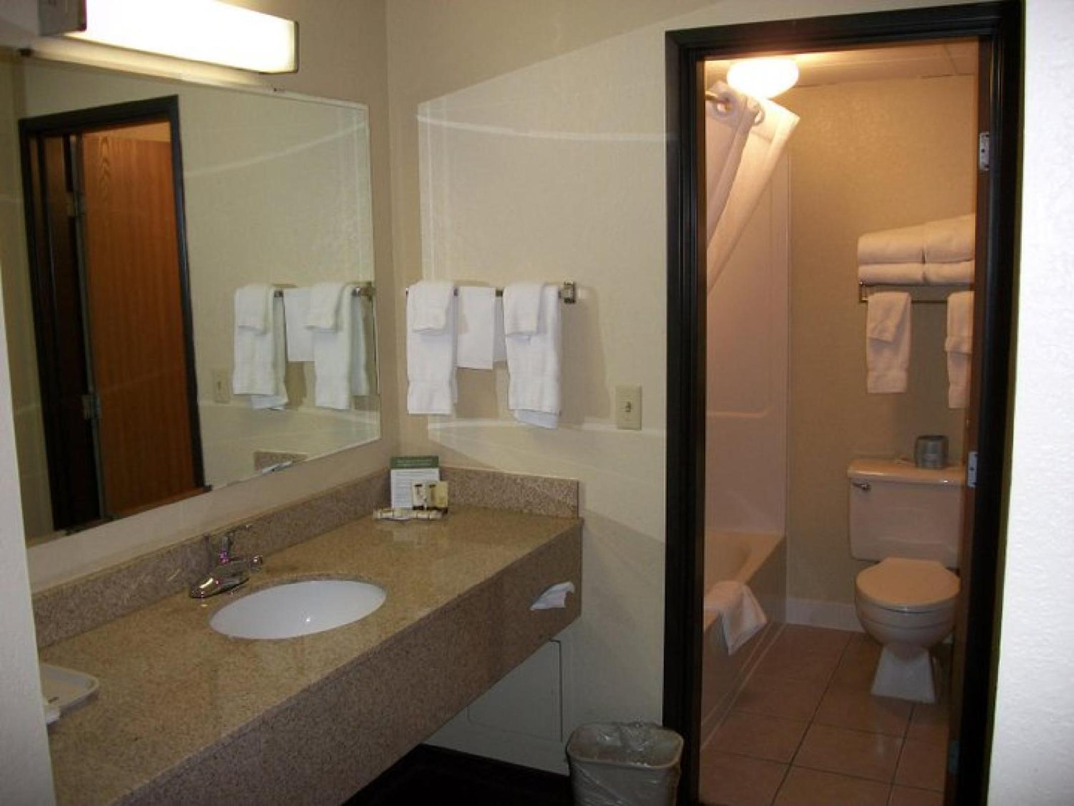 Queen Room with Two Queen Beds - Non-Smoking - Photo 3