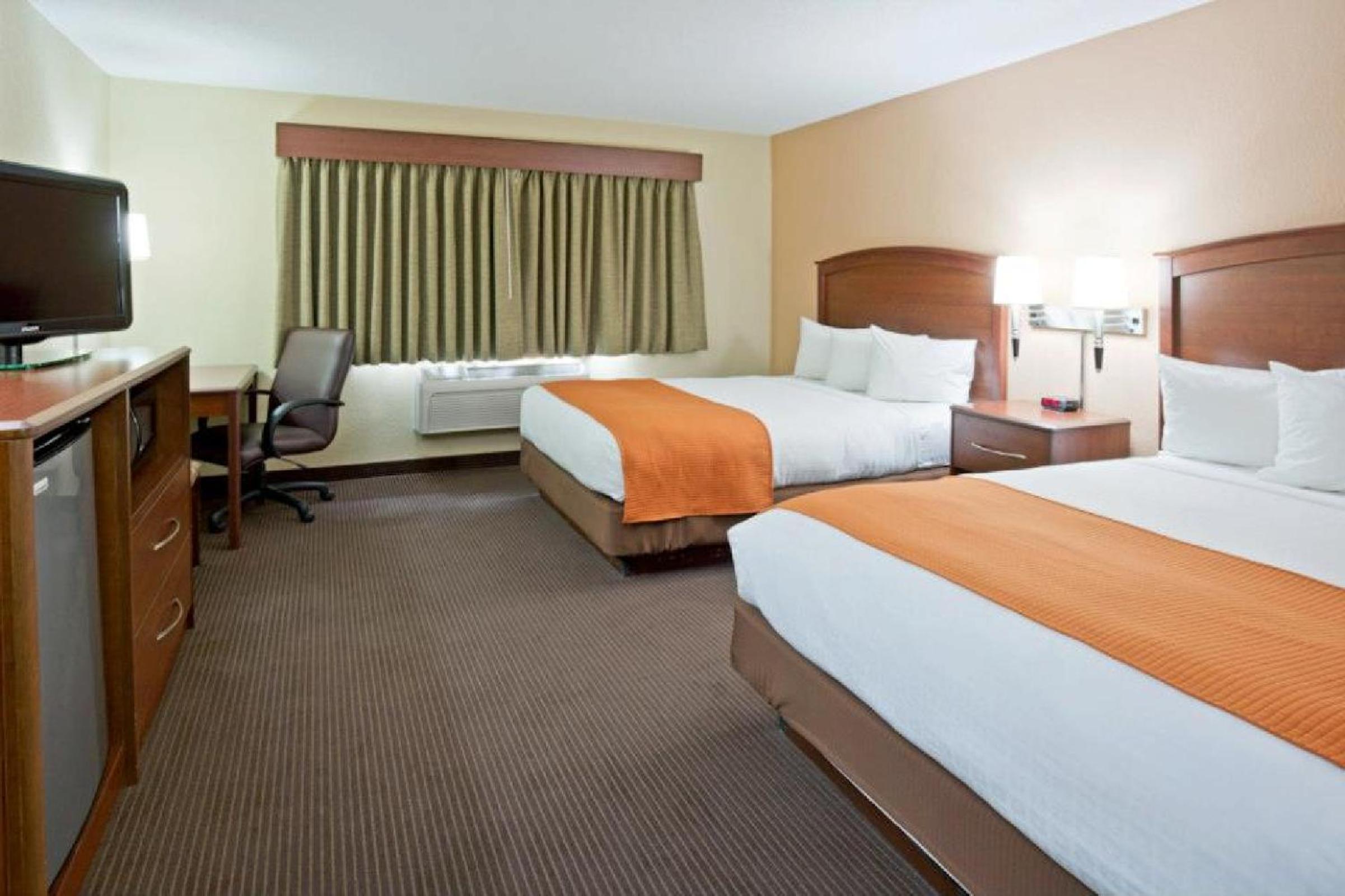 Queen Room with Two Queen Beds - Non-Smoking - Photo 4