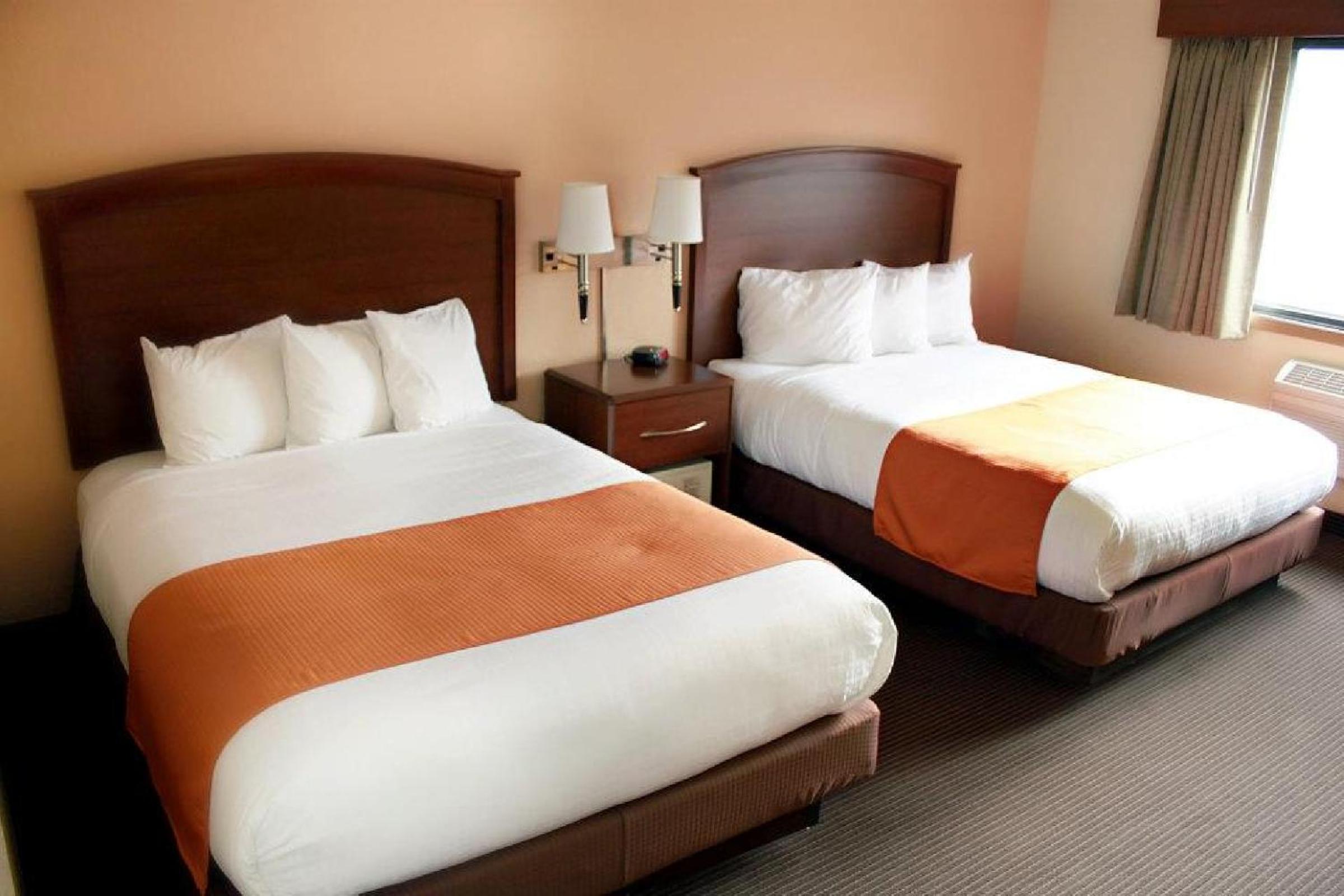 Queen Room with Two Queen Beds - Non-Smoking - Photo 2