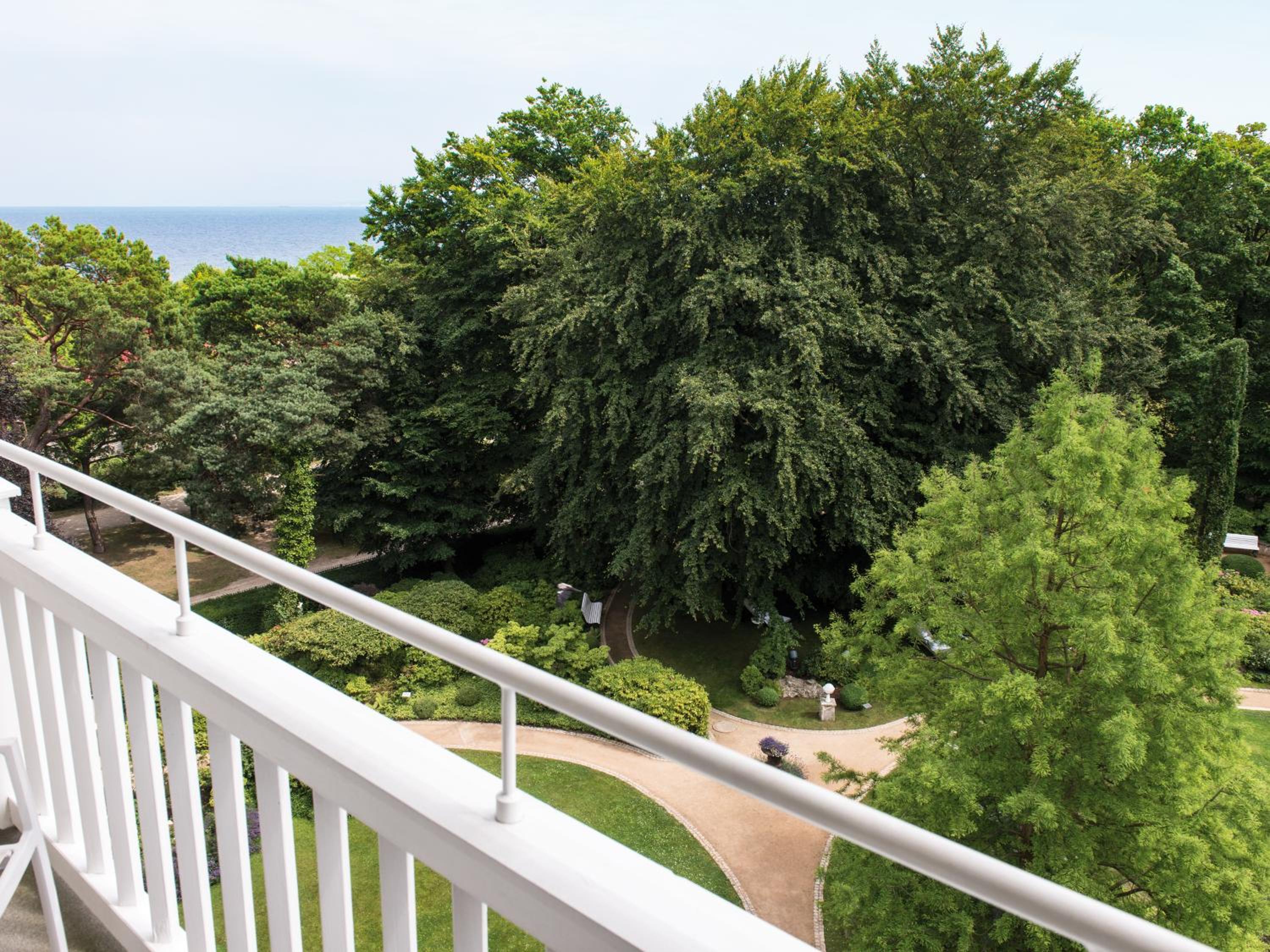 Deluxe Double Room with Side Sea View