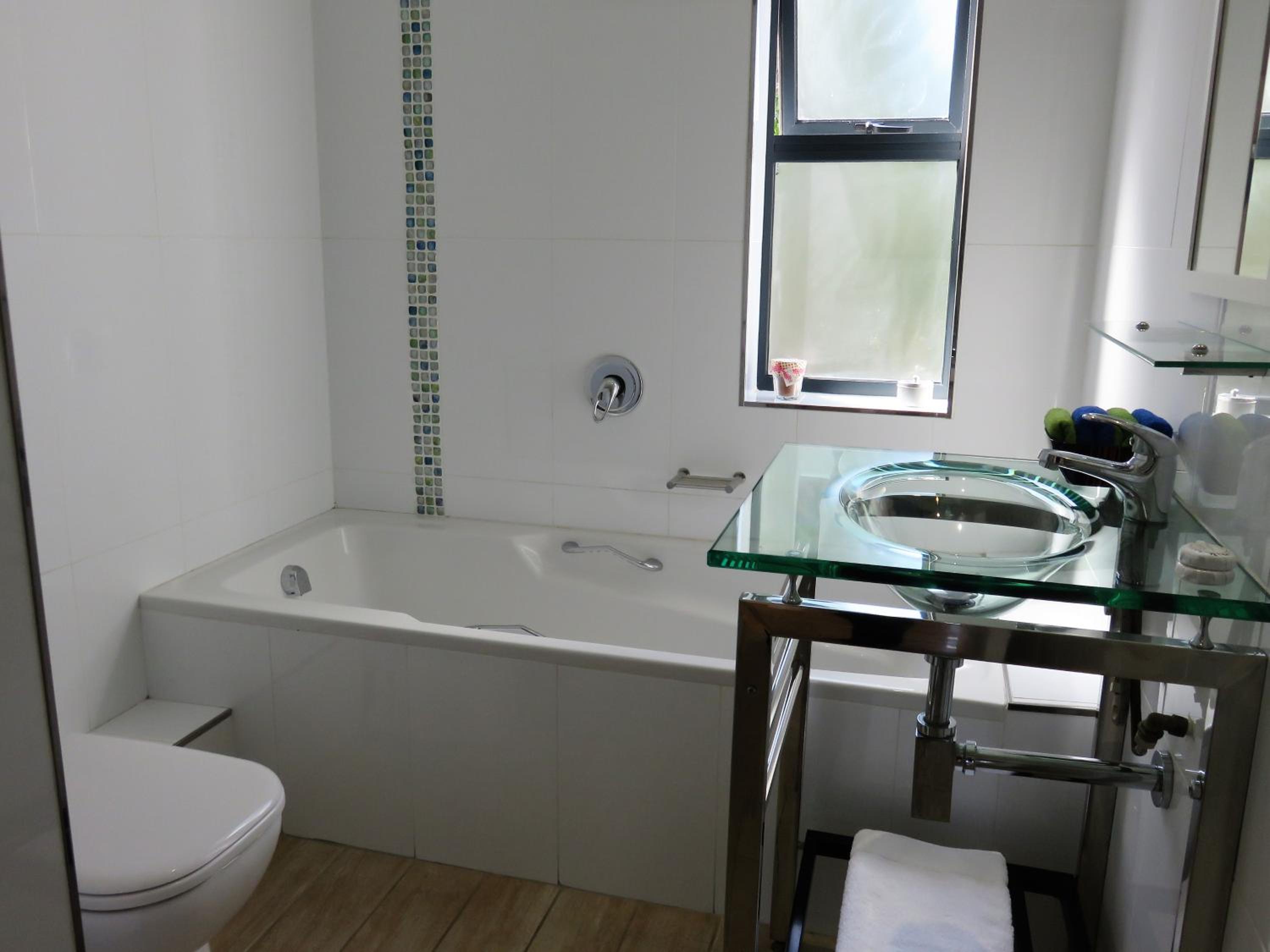 Deluxe Family Suite - Photo 23