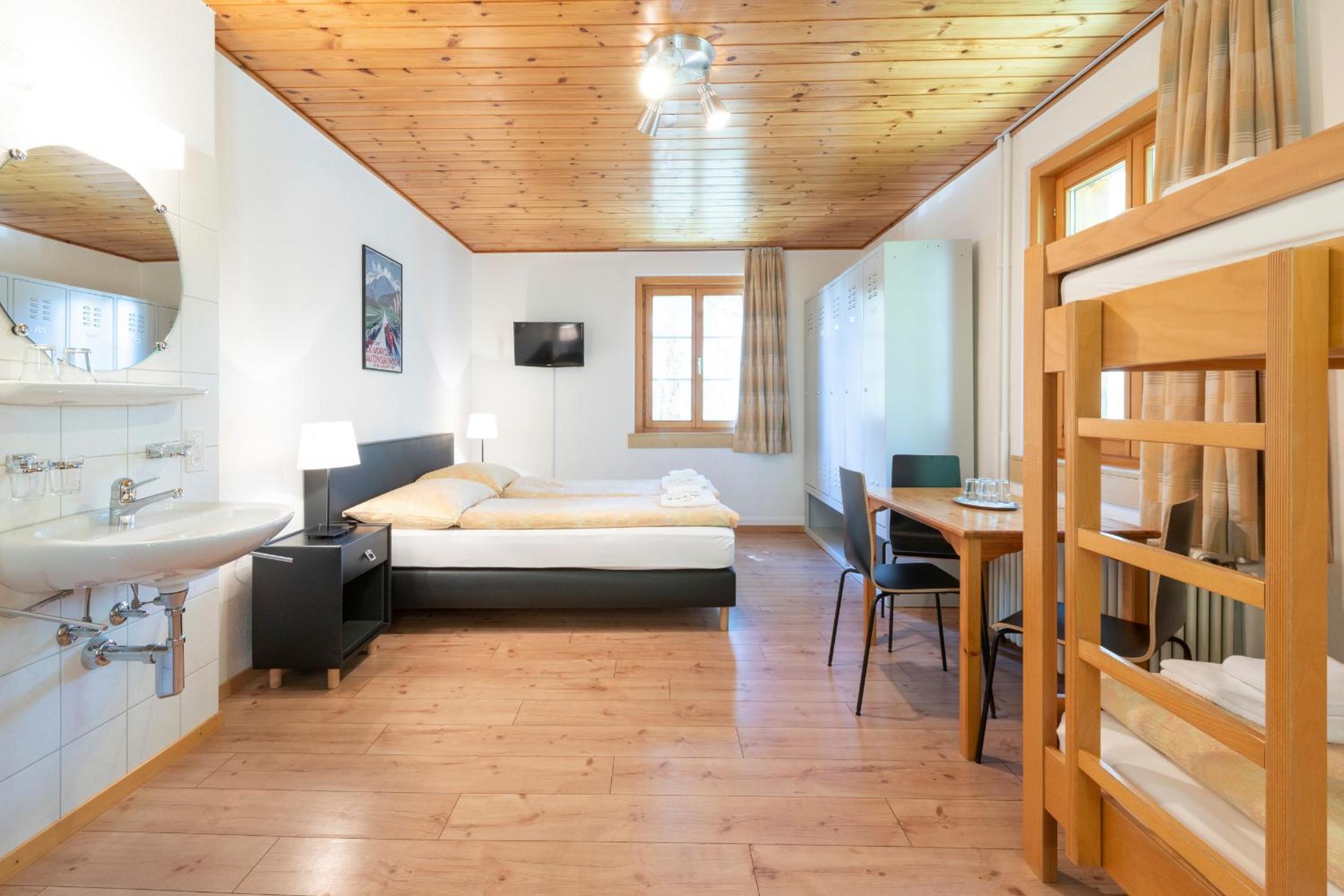 Economy Quadruple Room with Shared Bathroom photo 2