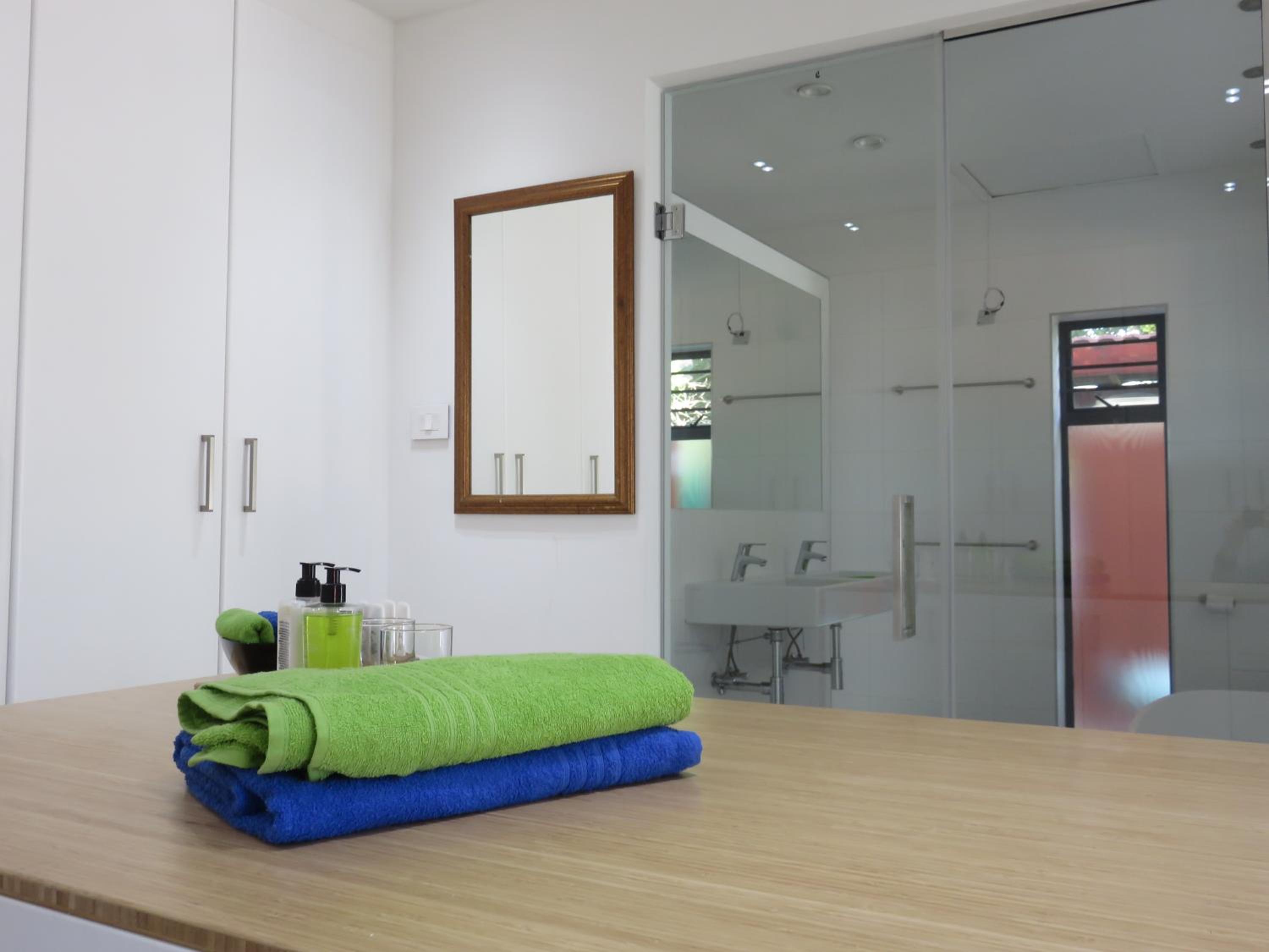 Queen Room with Pool View - Photo 8