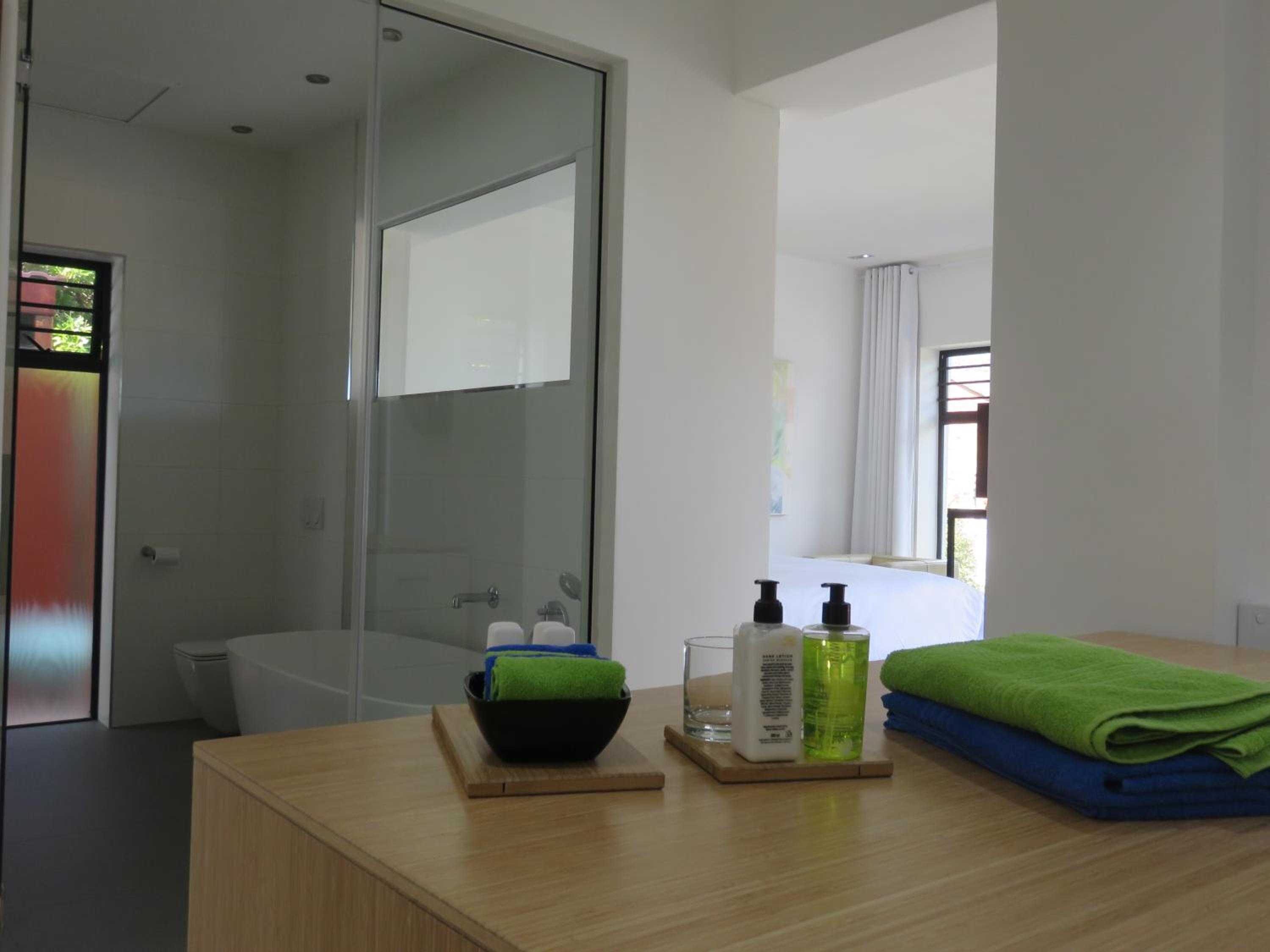 Queen Room with Pool View - Photo 9