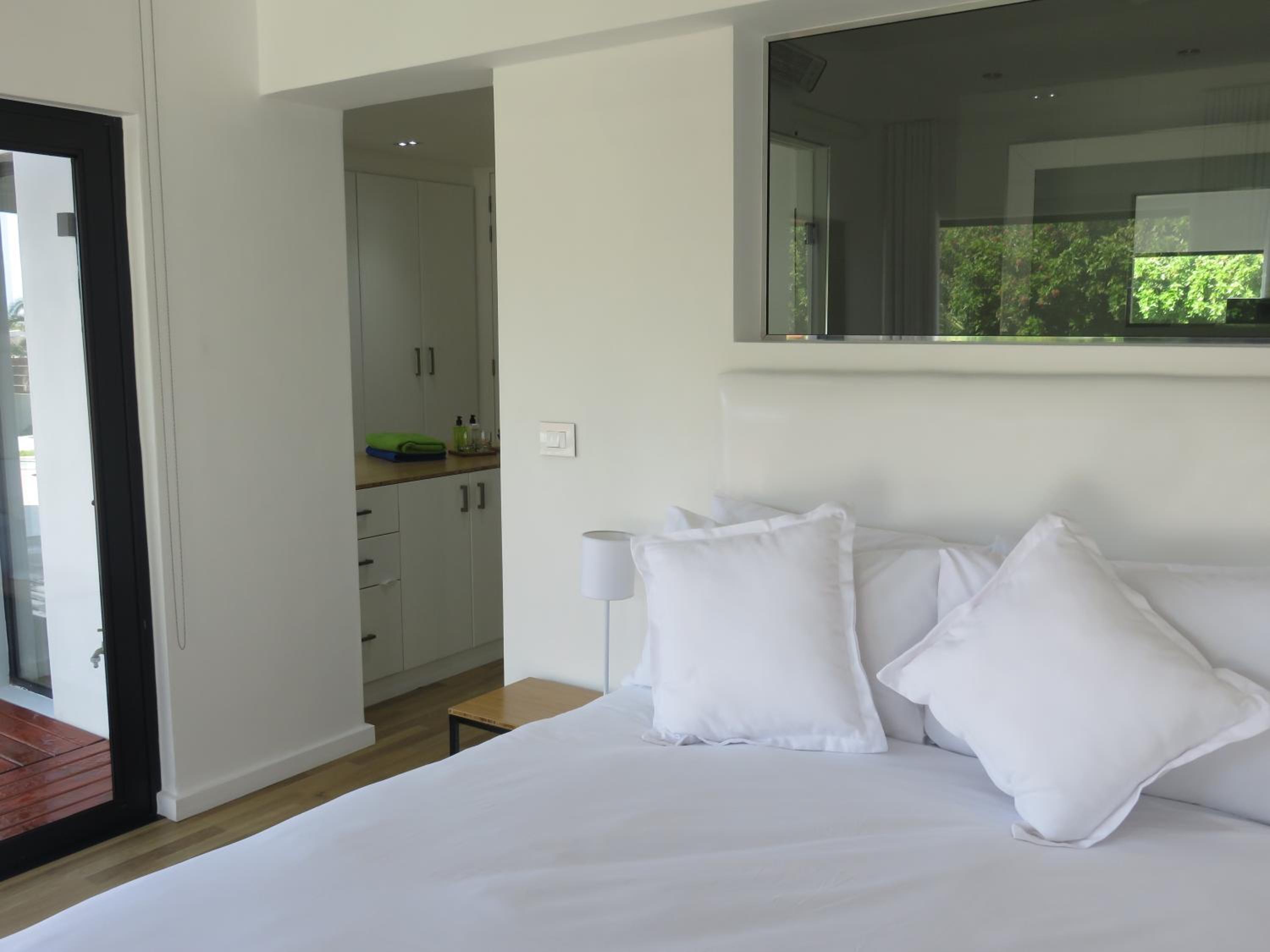 Queen Room with Pool View - Photo 5