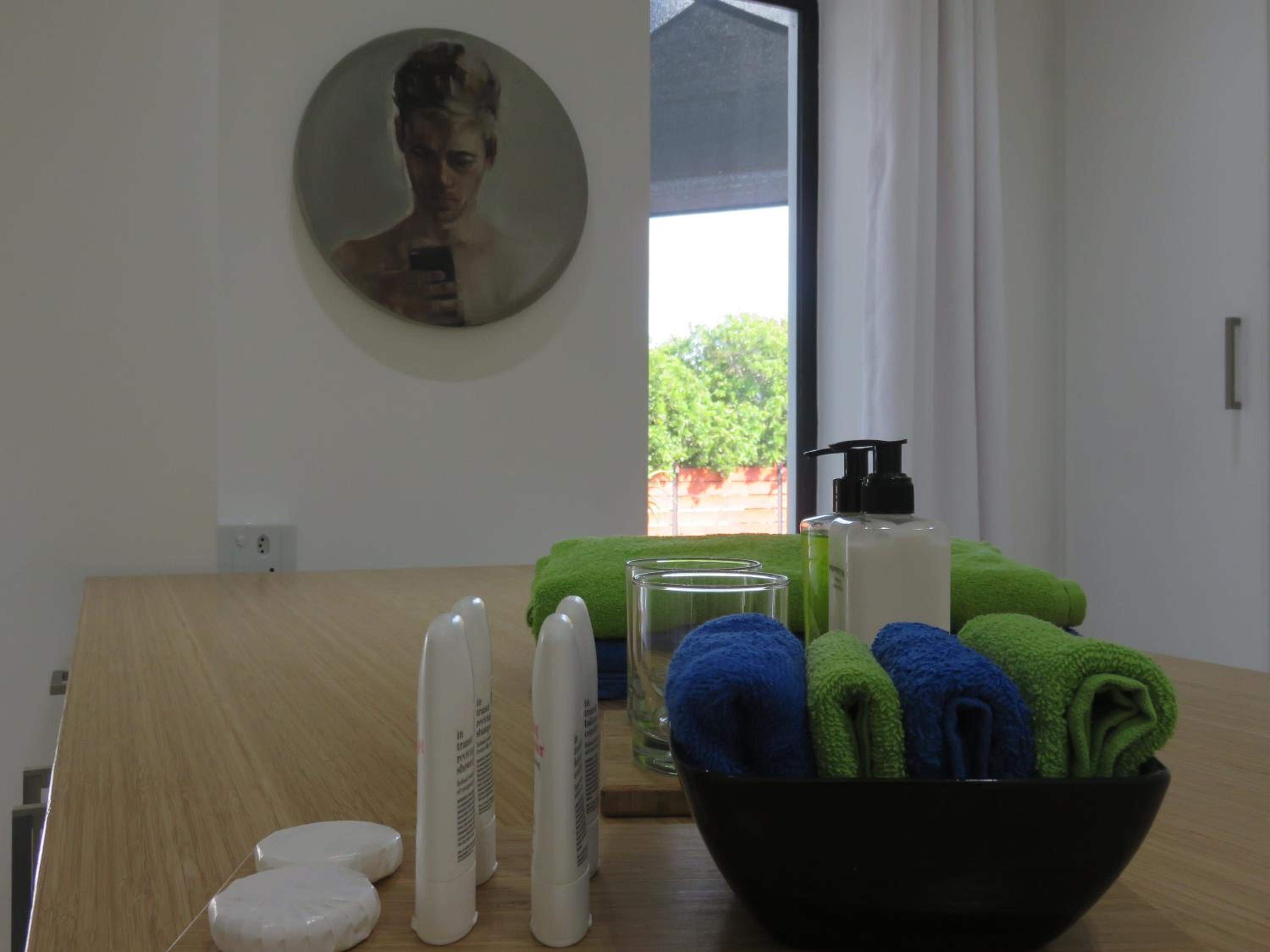 Queen Room with Pool View - Photo 10