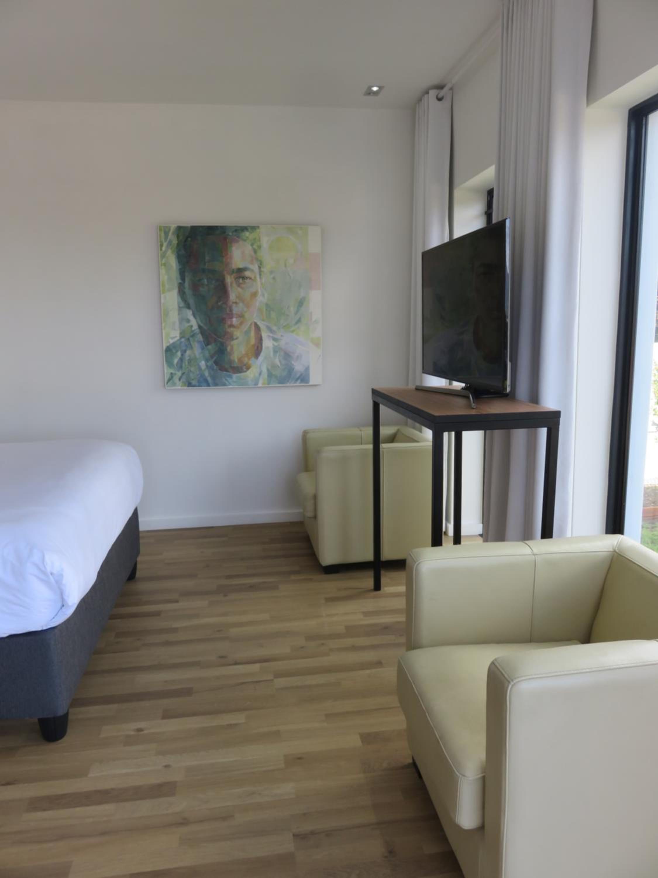 Queen Room with Pool View - Photo 7