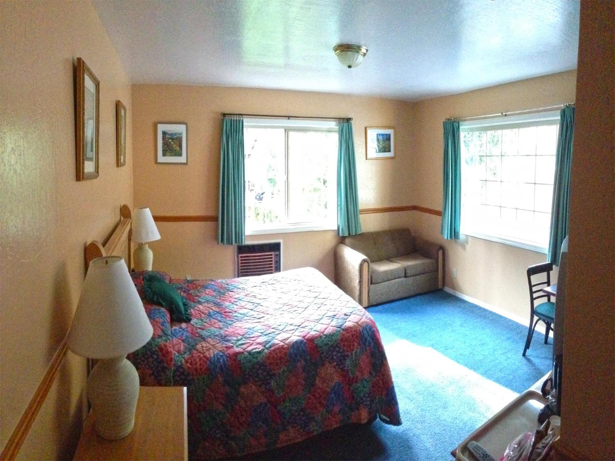 StrawberryInn River Front Resort