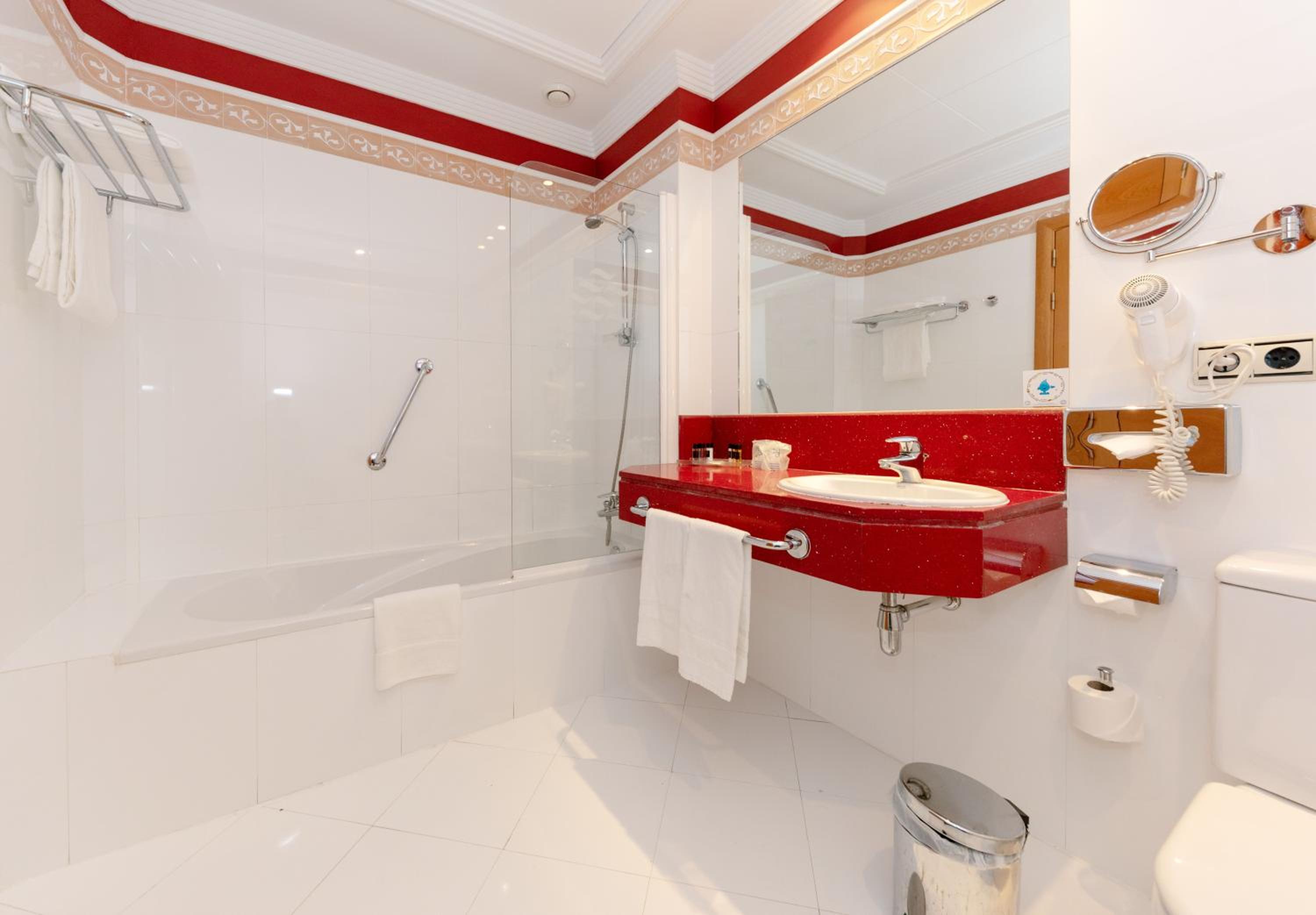 Double or Twin Room - Photo 7