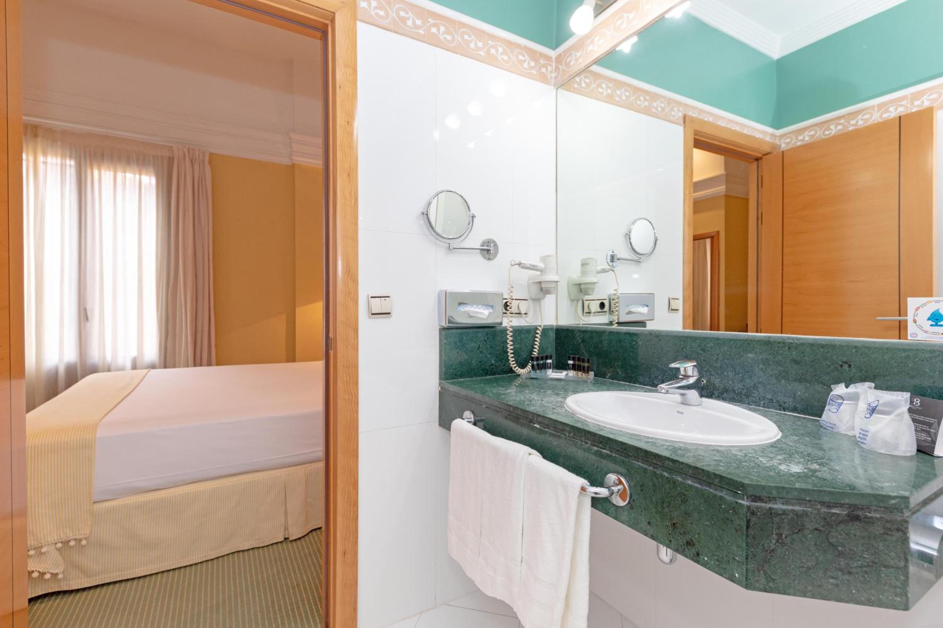 Double or Twin Room - Photo 12