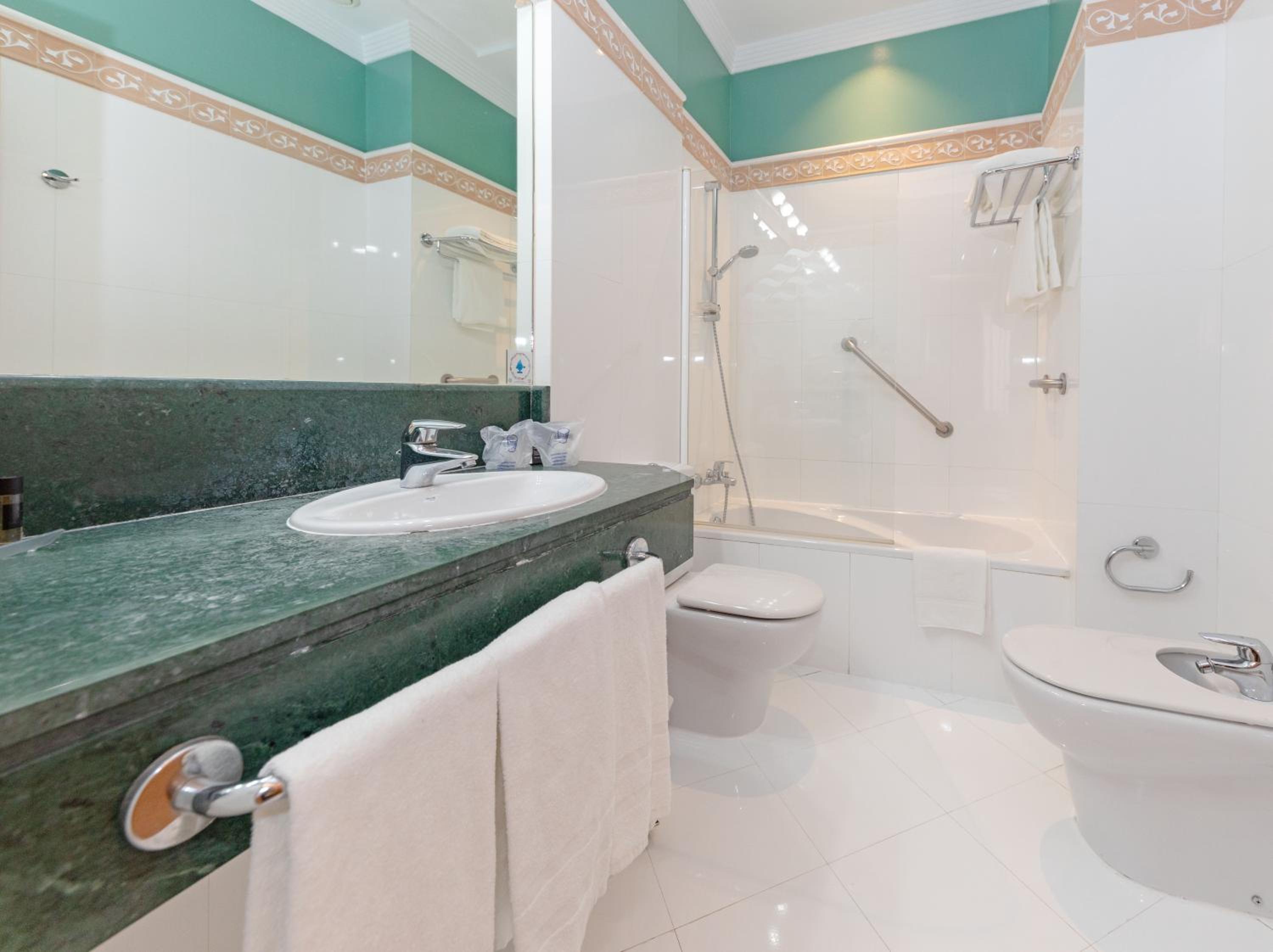 Double or Twin Room - Photo 13