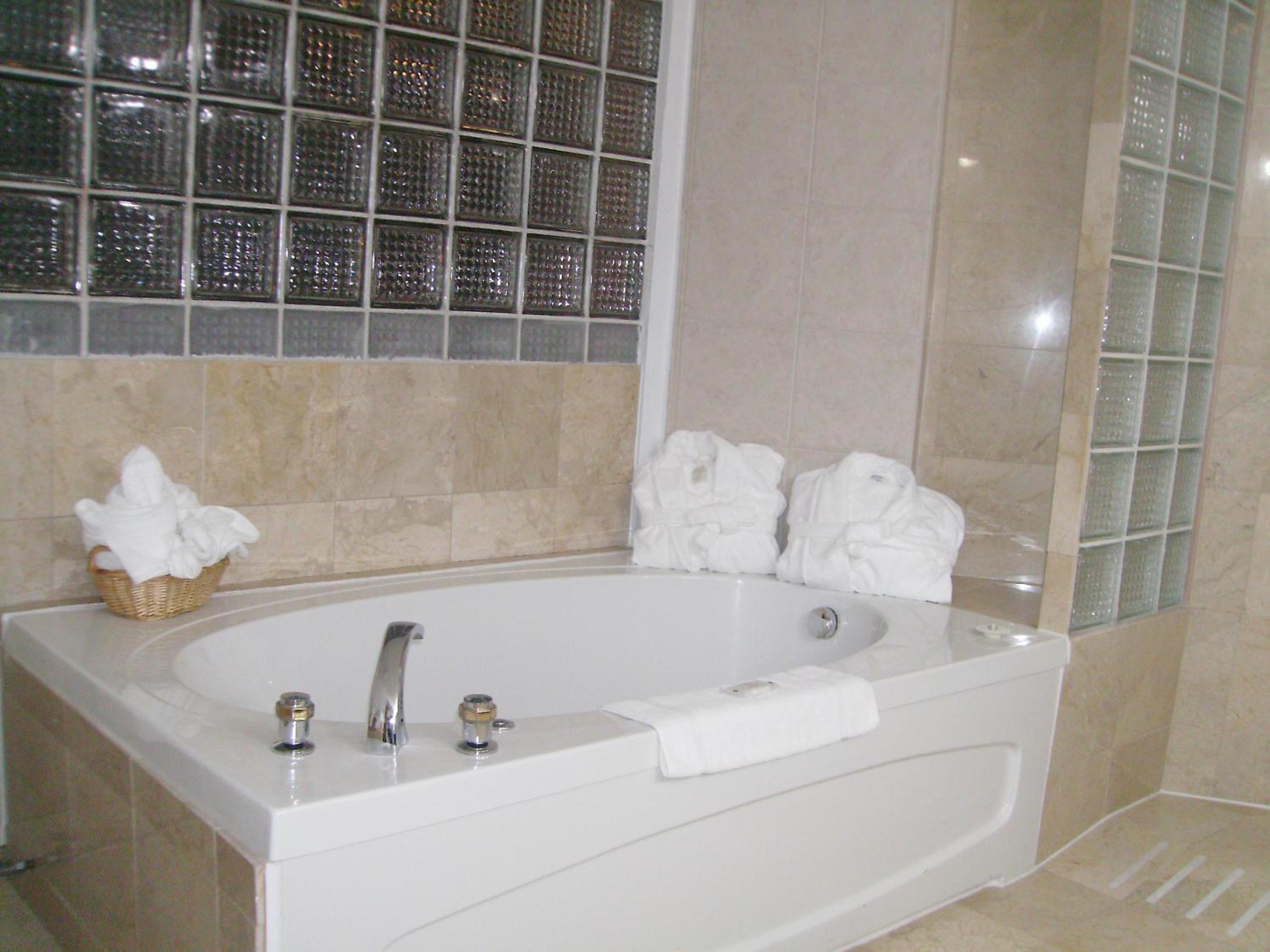 Deluxe King Suite - Non-Smoking - Photo 4