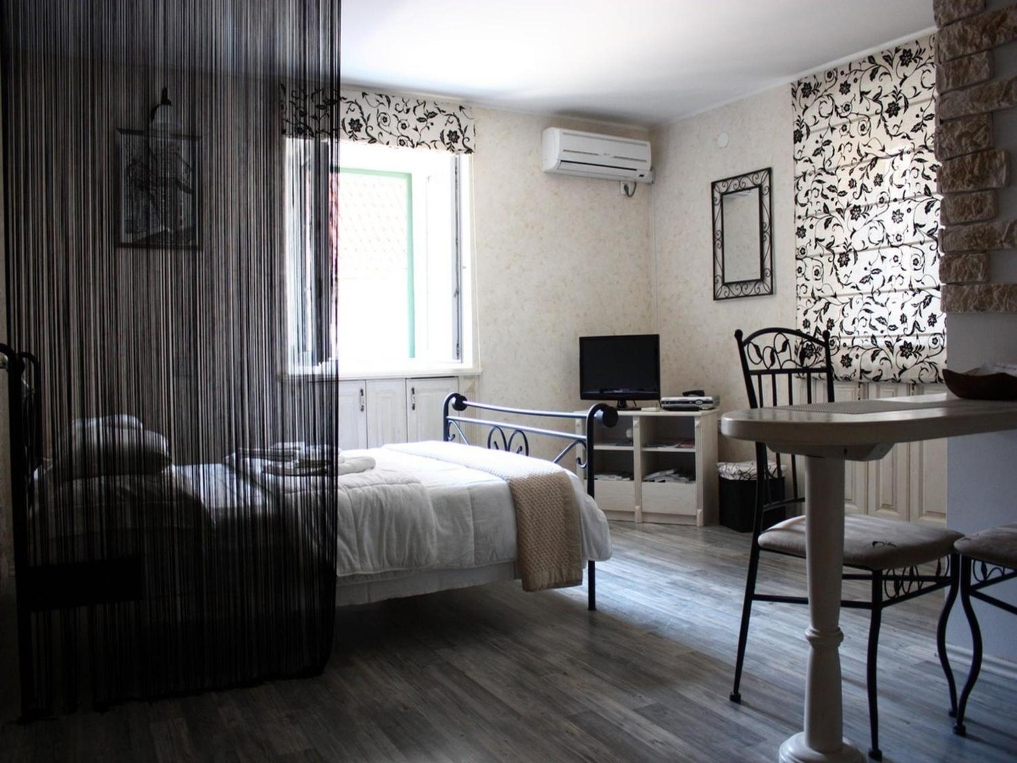 Studio (2-3 Adults)
