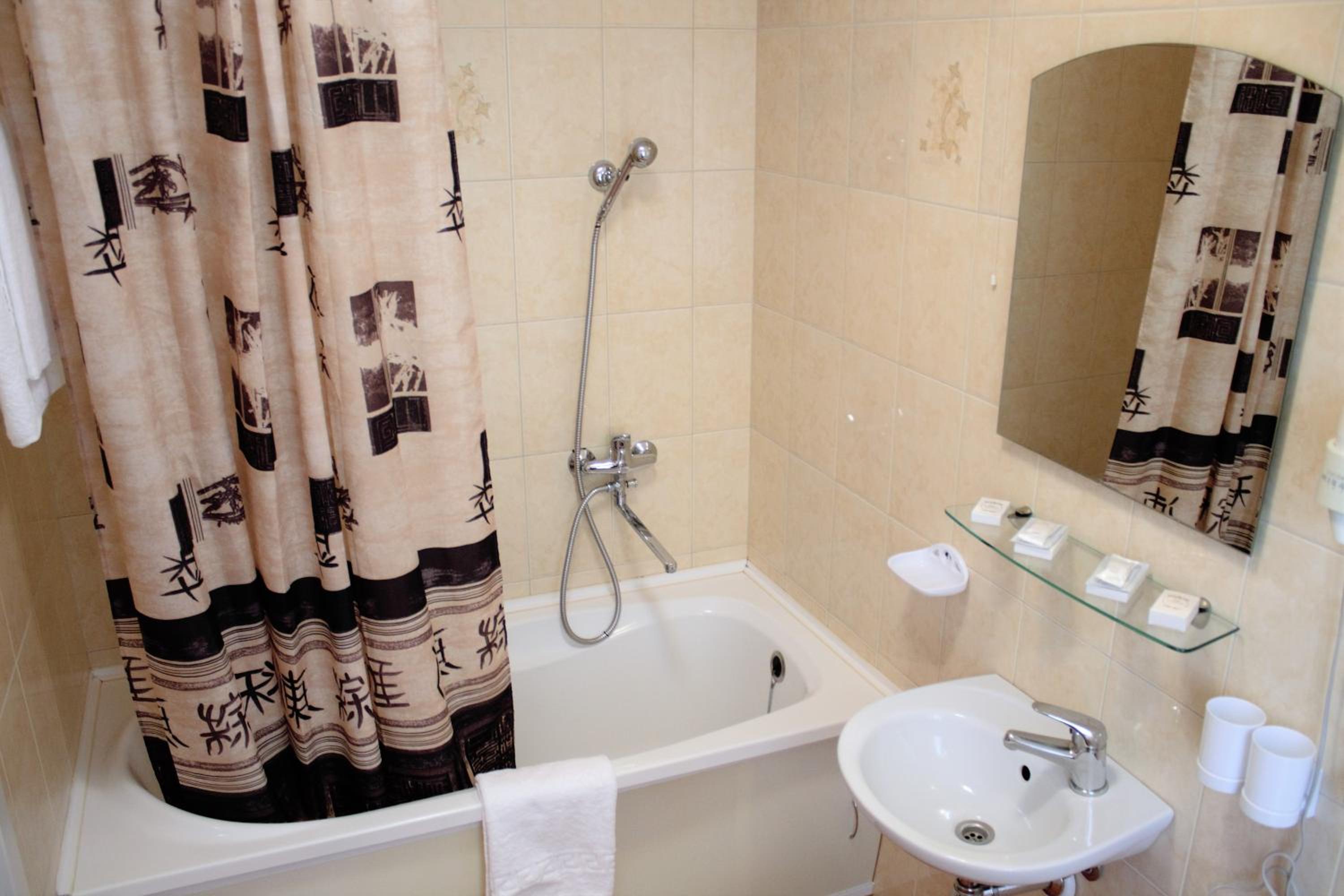 Standard Twin Room - Photo 3
