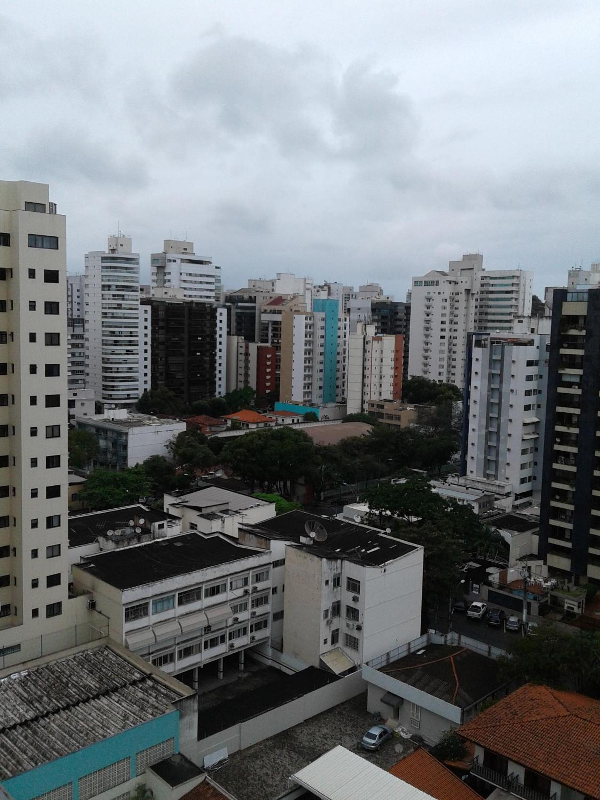 带泳池景观的公寓