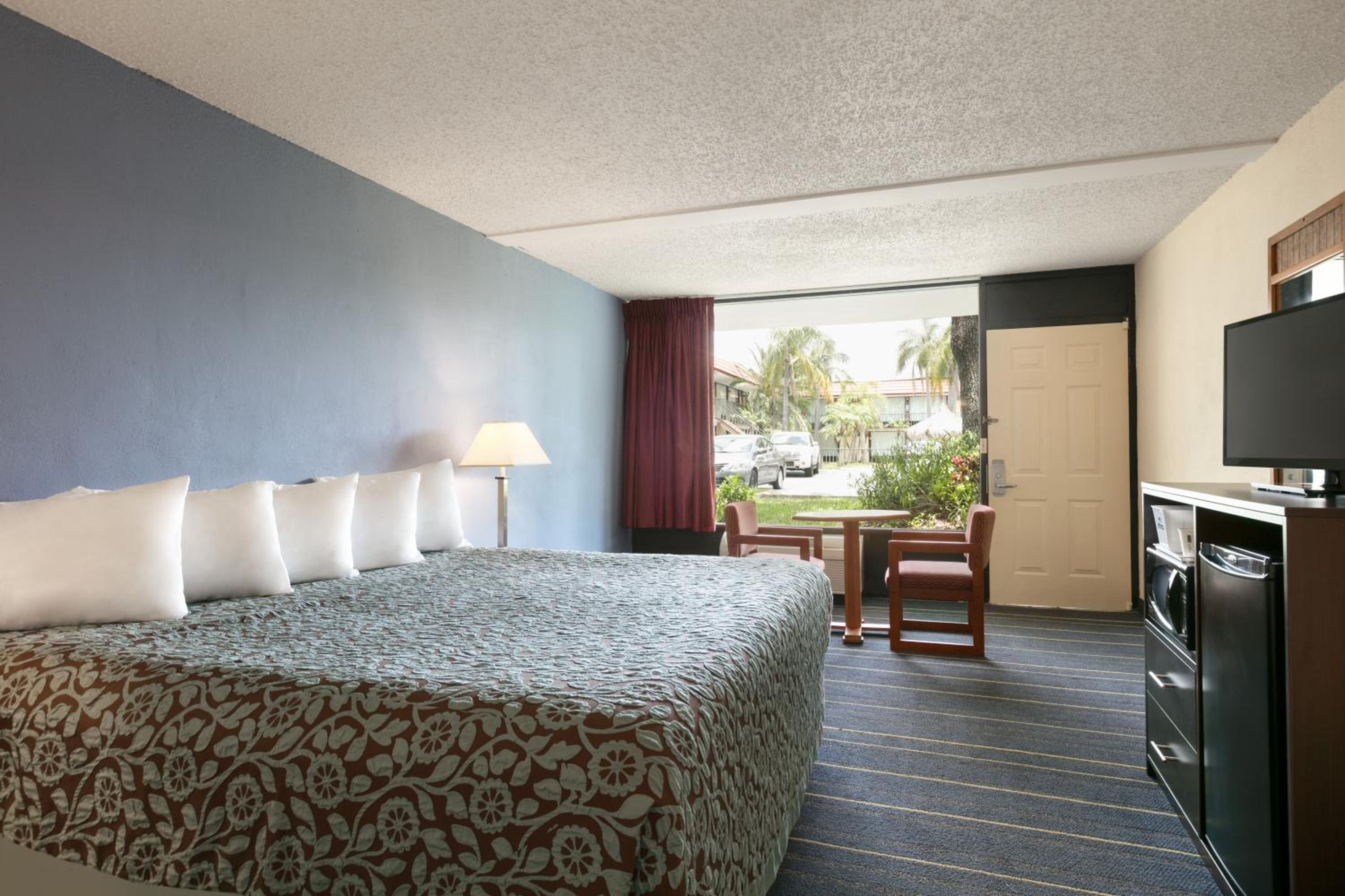 King Room - Non-Smoking photo 3