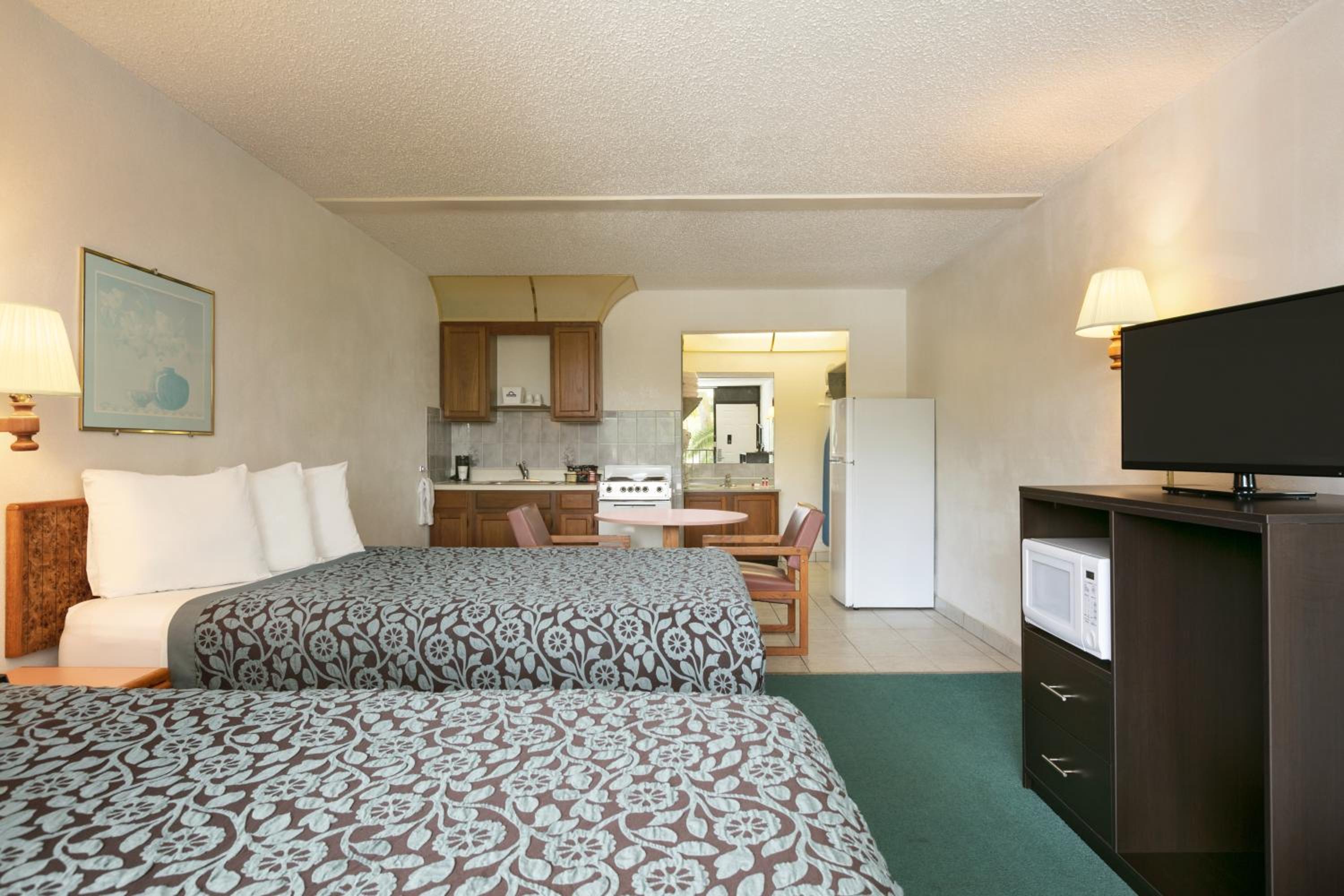 Studio with Two Double Beds - Non-Smoking photo 2