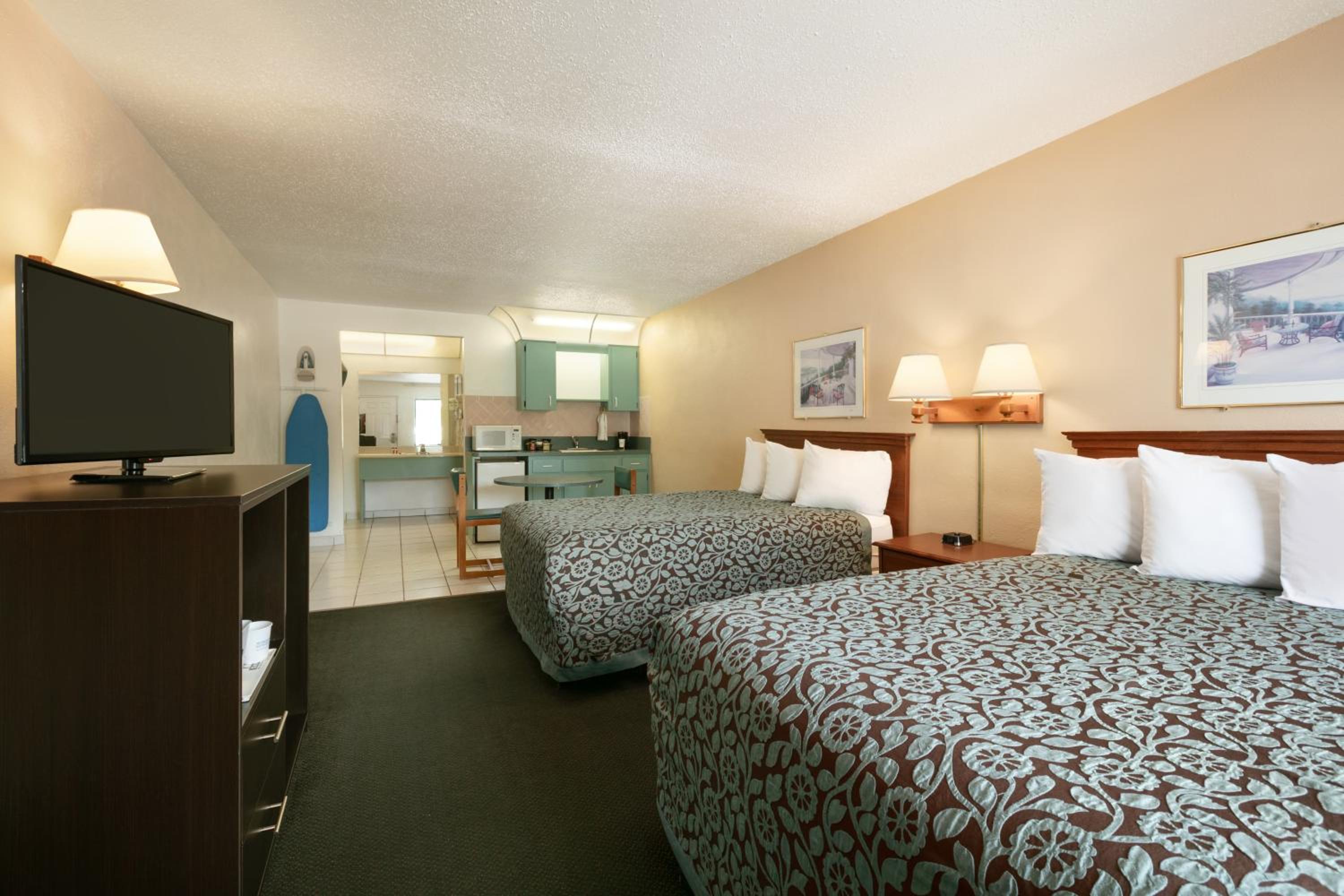 Deluxe Double Room with Two Double Beds - Non-Smoking photo 2