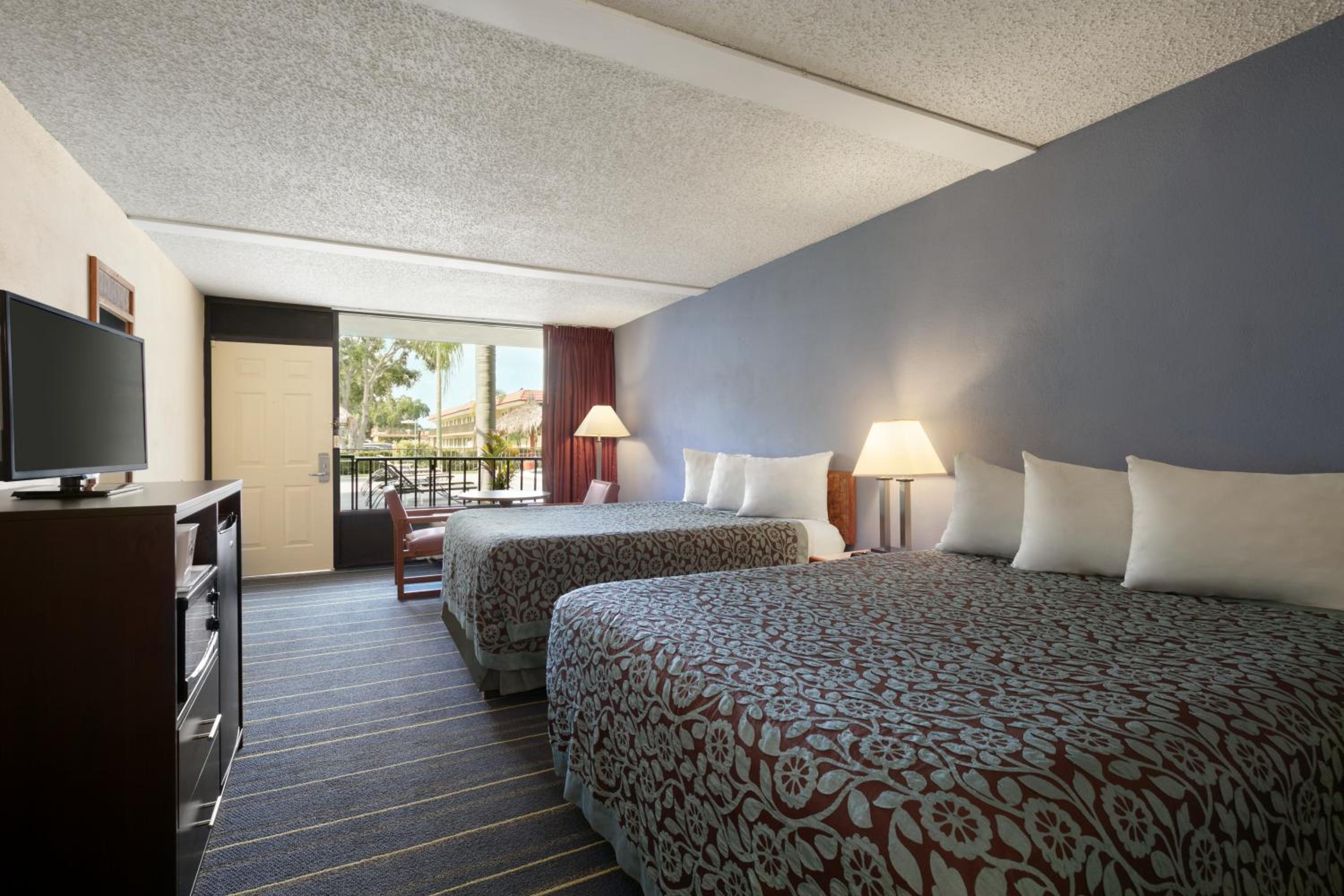 Pool Side Queen Room with Two Queen Beds - Non-Smoking photo 3